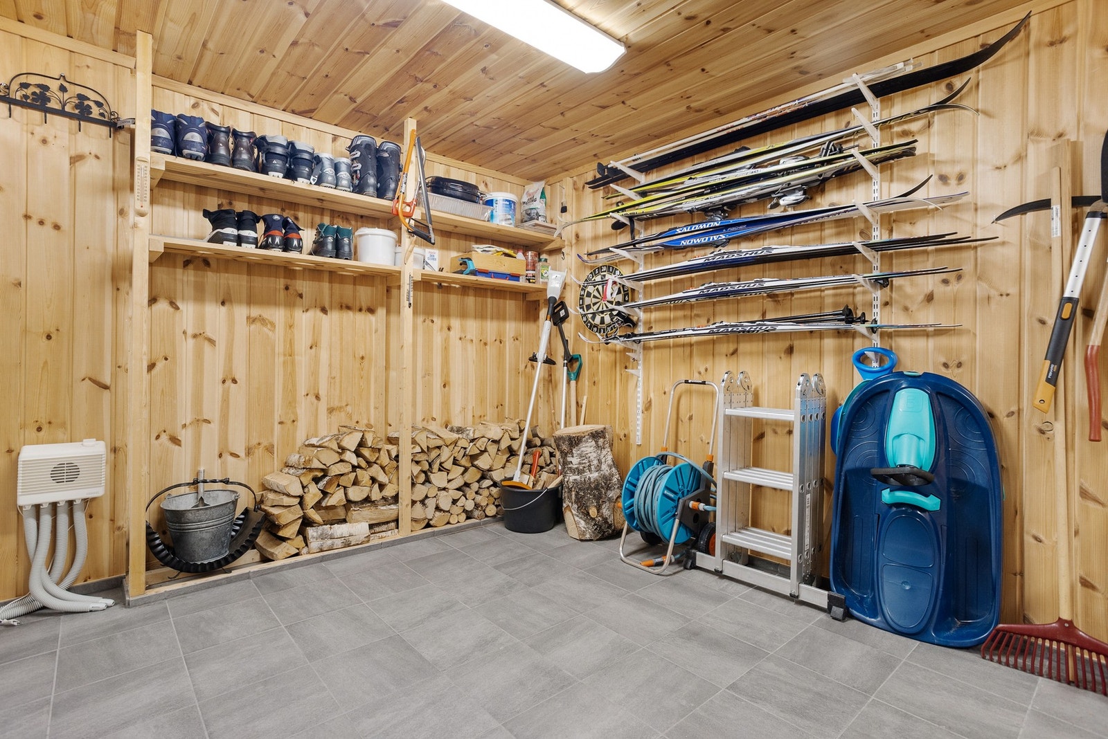 God plass til oppbevaring av sportsutstyr og diverse. Her kan man ankomme direkte fra skibakken og inn til et stort garderoberom Galleribilde