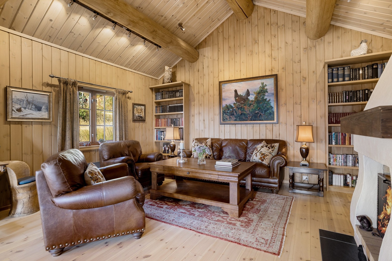 Nydelig, åpen peis som setter stemningen i rommet. Stuen har i tillegg en lukket peisovn for effektiv varme Galleribilde