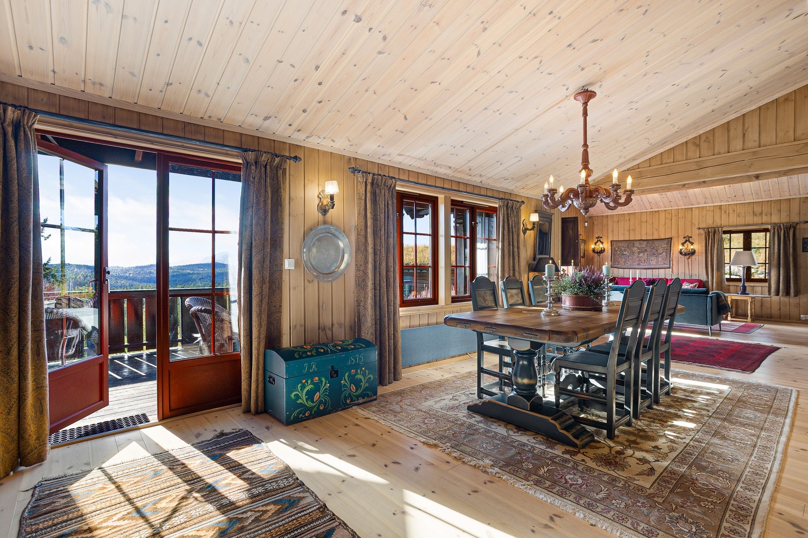 Nydelig utsikt fra vinduene. Utgang til veranda gjør det enkelt å ta med måltidene ut Galleribilde