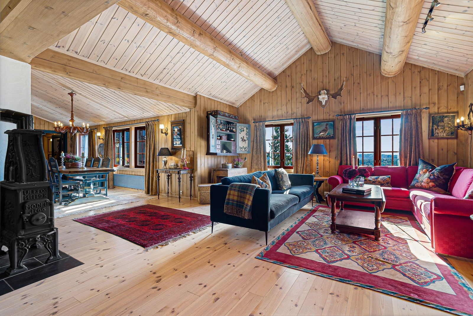 Nydelig stue og kjøkken. Rommet er vinkelformet noe som gir fine, definerte soner til møblering av sofamøblement og spisegruppe Galleribilde