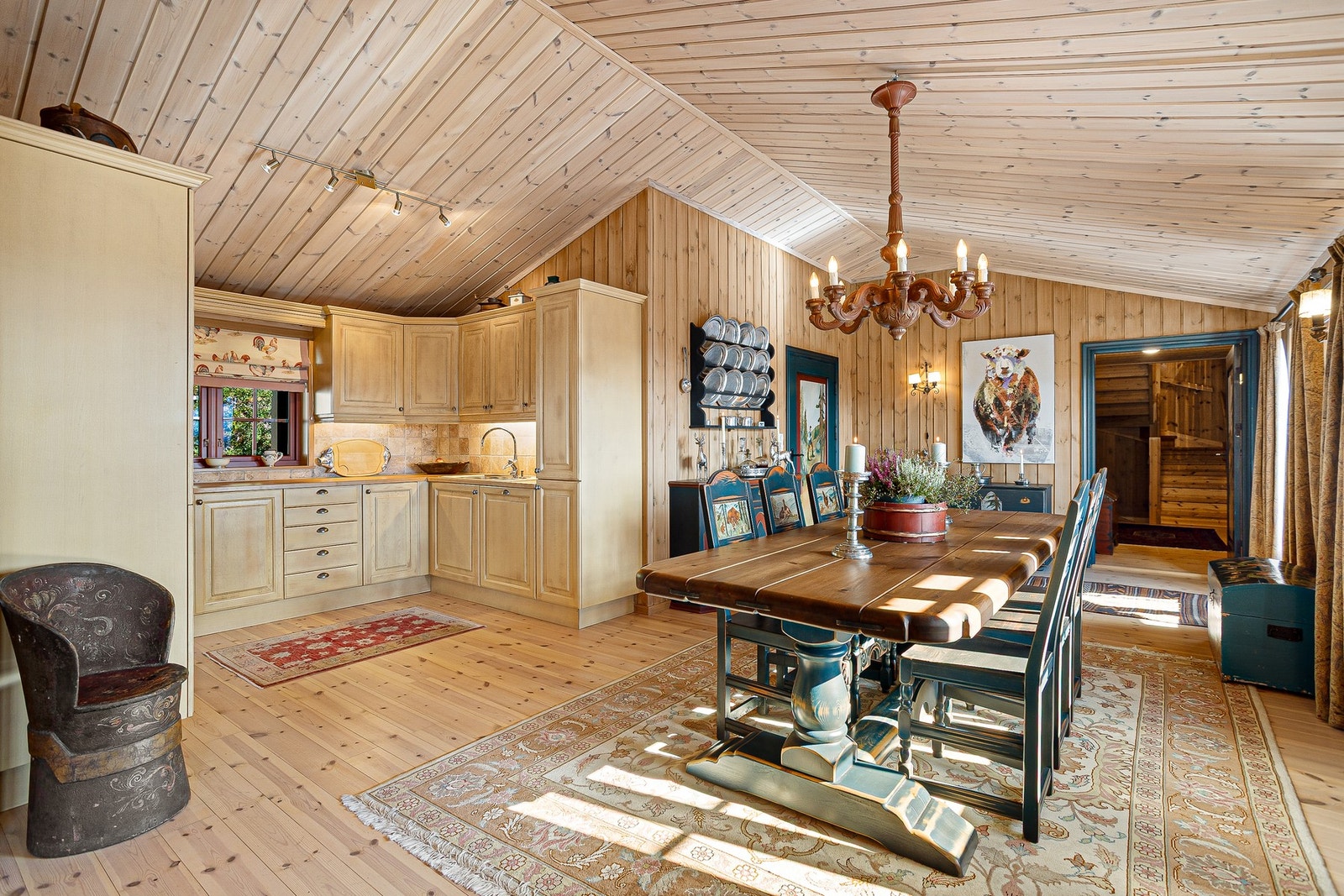 Kjøkkendel med god plass til spisebord. Her kan man enkelt samle venner og familie til gode måltider Galleribilde