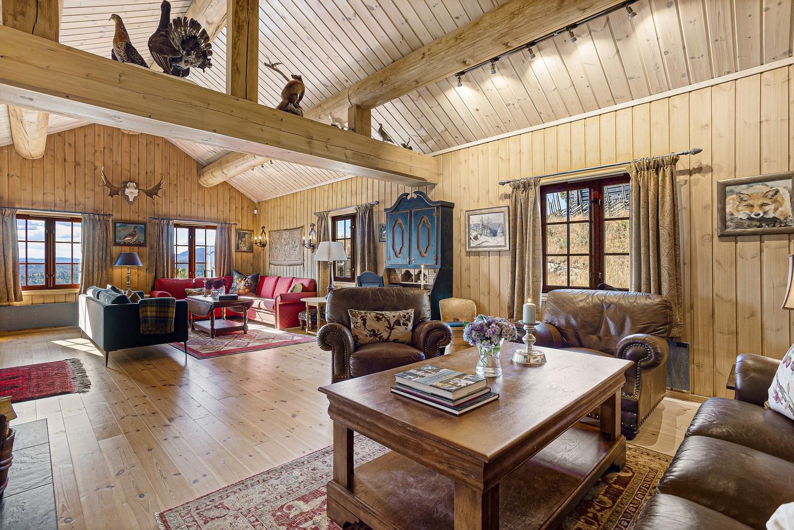 Lune overflater med beiset panel og tregulv på gulv Galleribilde