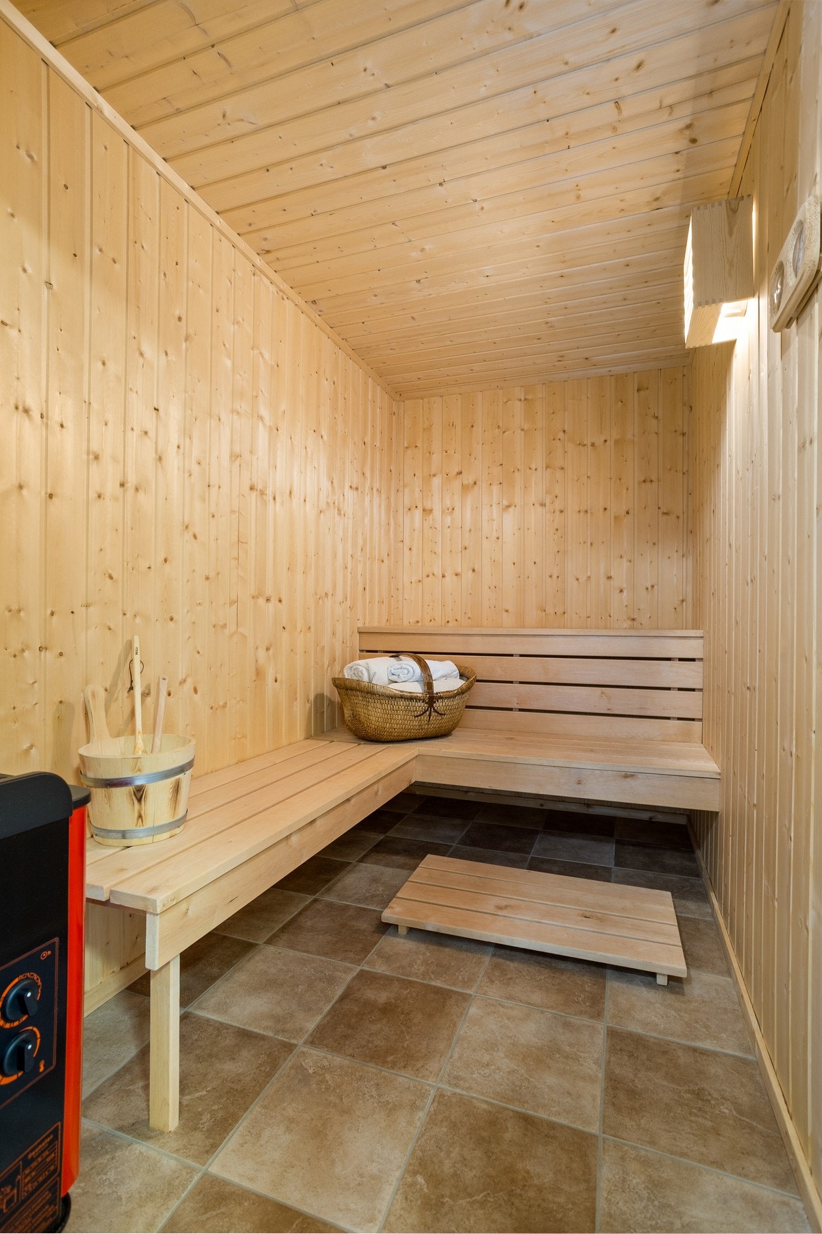 Fra badet er det også tilkomst til en deilig badstue Galleribilde