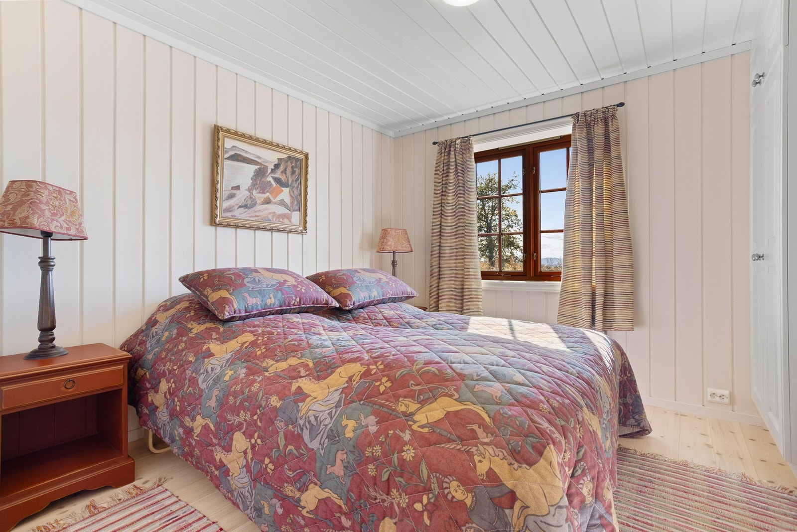 Soverom VI innredet med dobbeltseng og garderobeskap Galleribilde