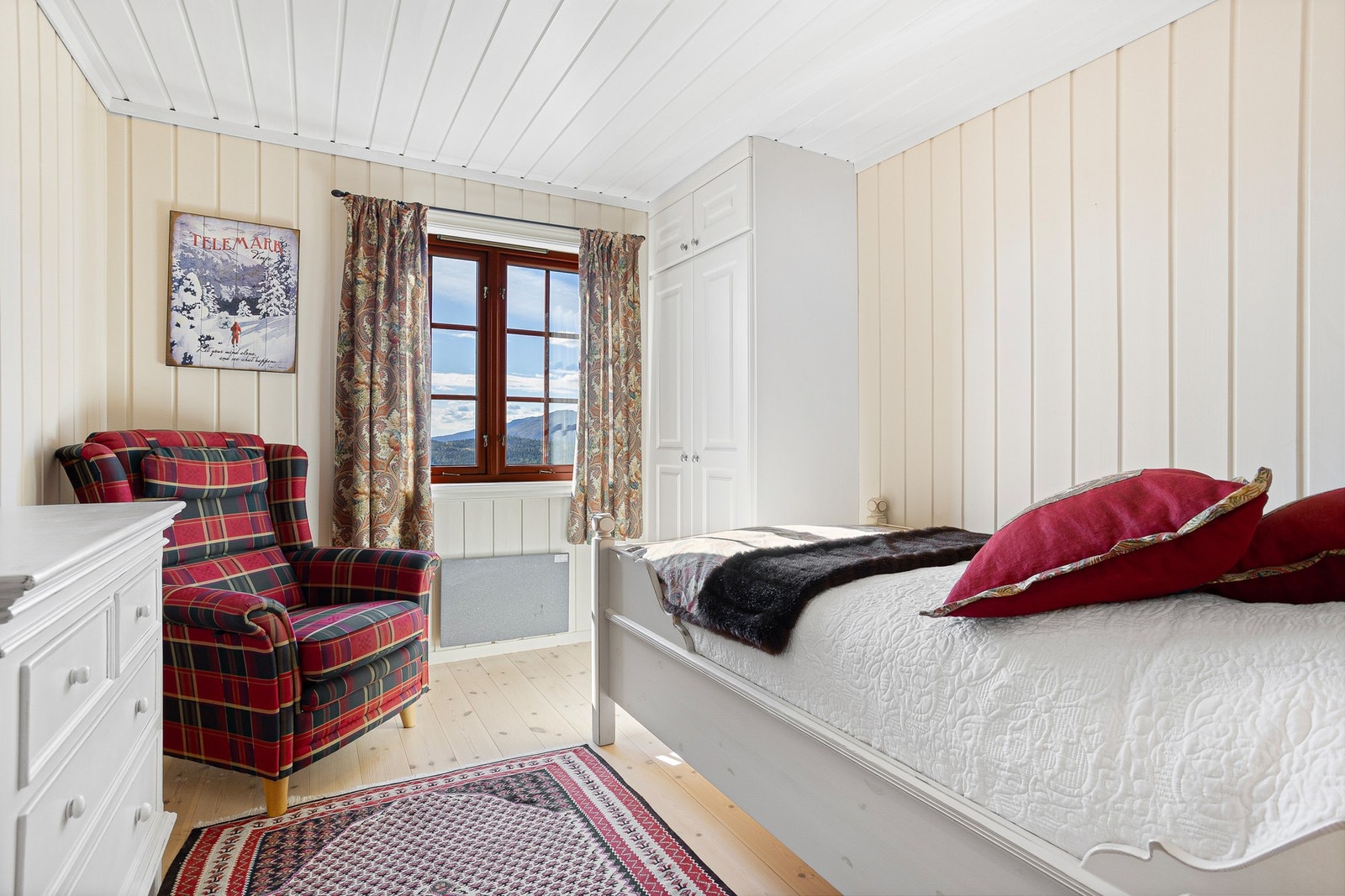 Soverom II innredet med plassbygget enkeltseng og garderobeskap Galleribilde