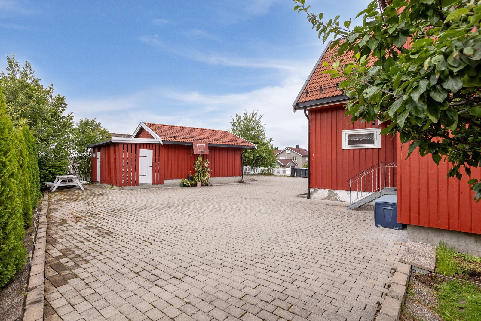 Romslig gårdsplass. Galleribilde