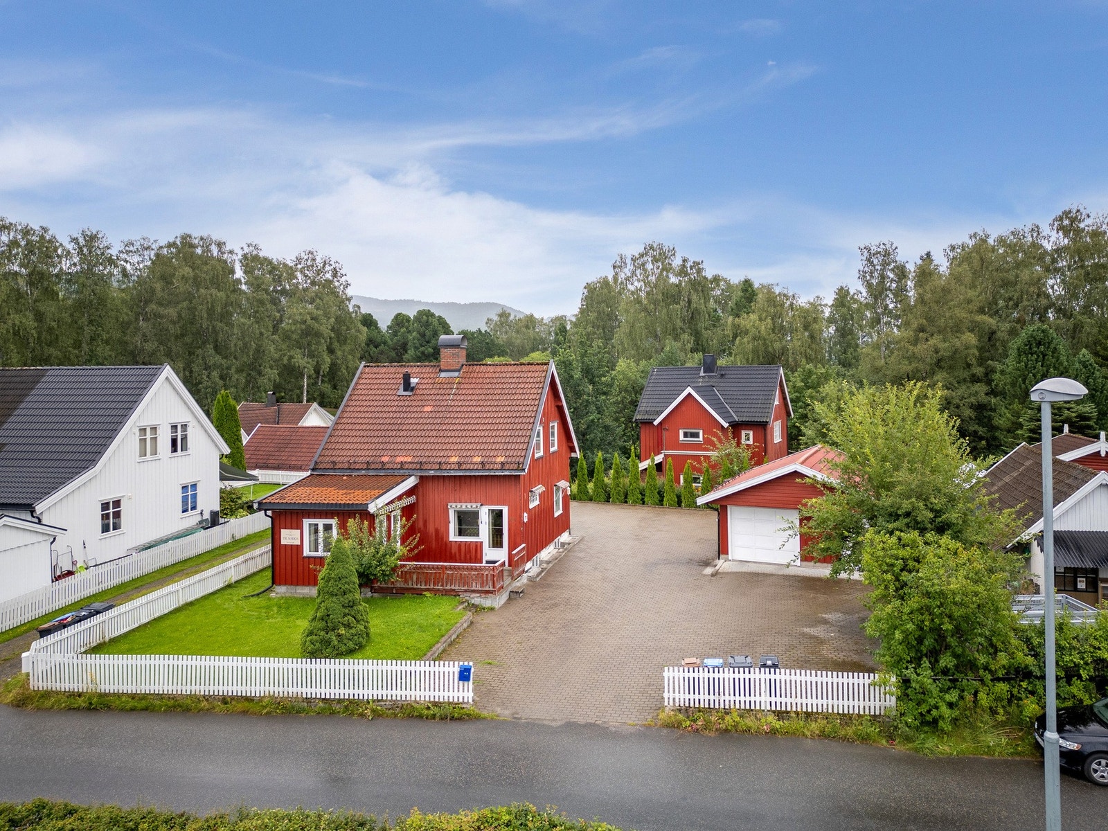 Solrik tomt med plen og frukttrær. Galleribilde