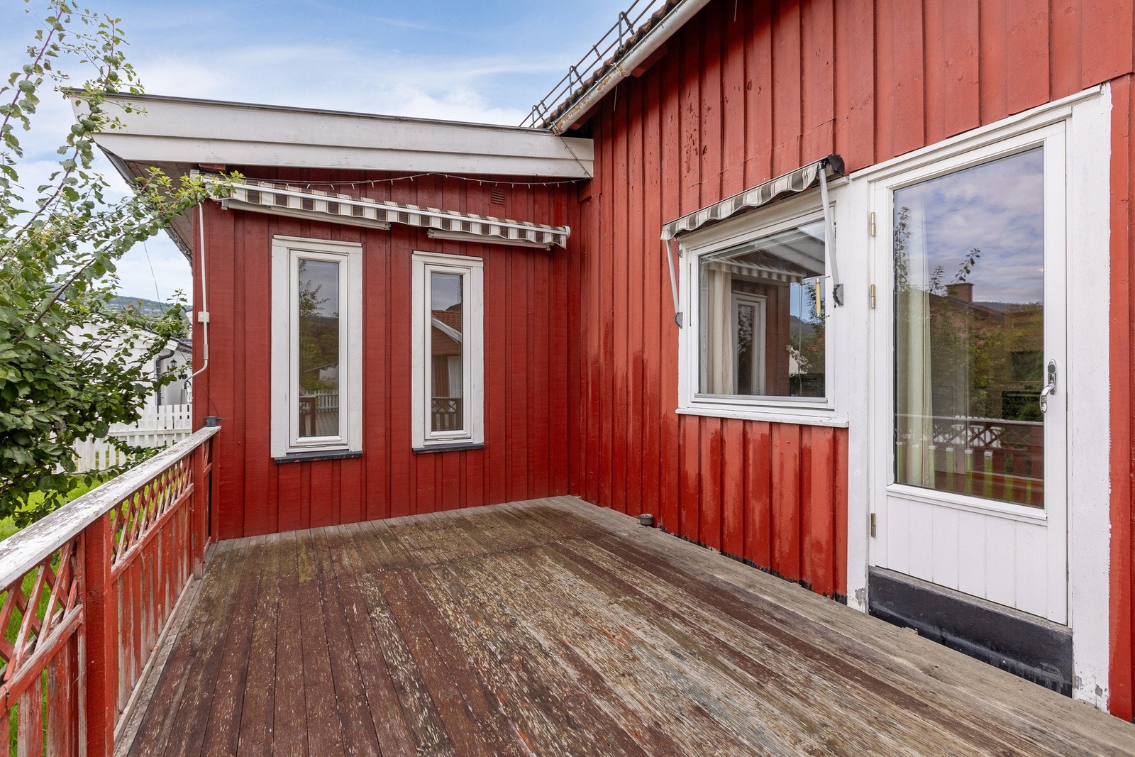 Terrasse med plass til diverse utemøbler. Galleribilde