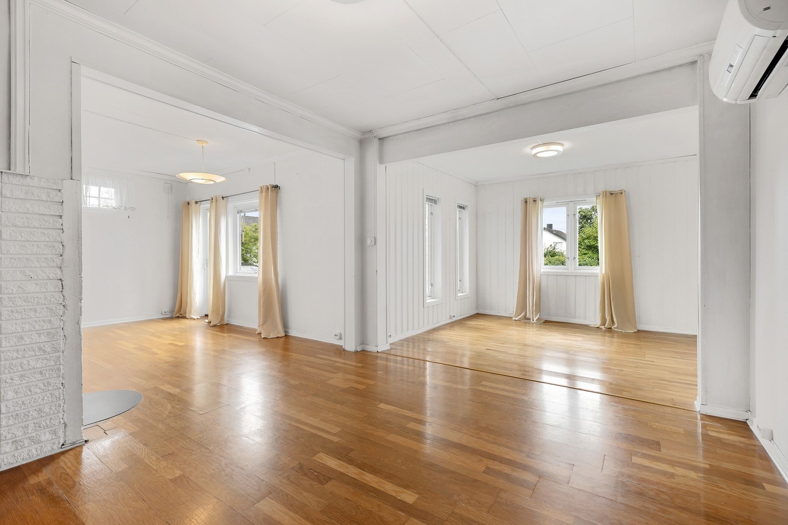 Stue med varmepumpe og vedovn. Galleribilde