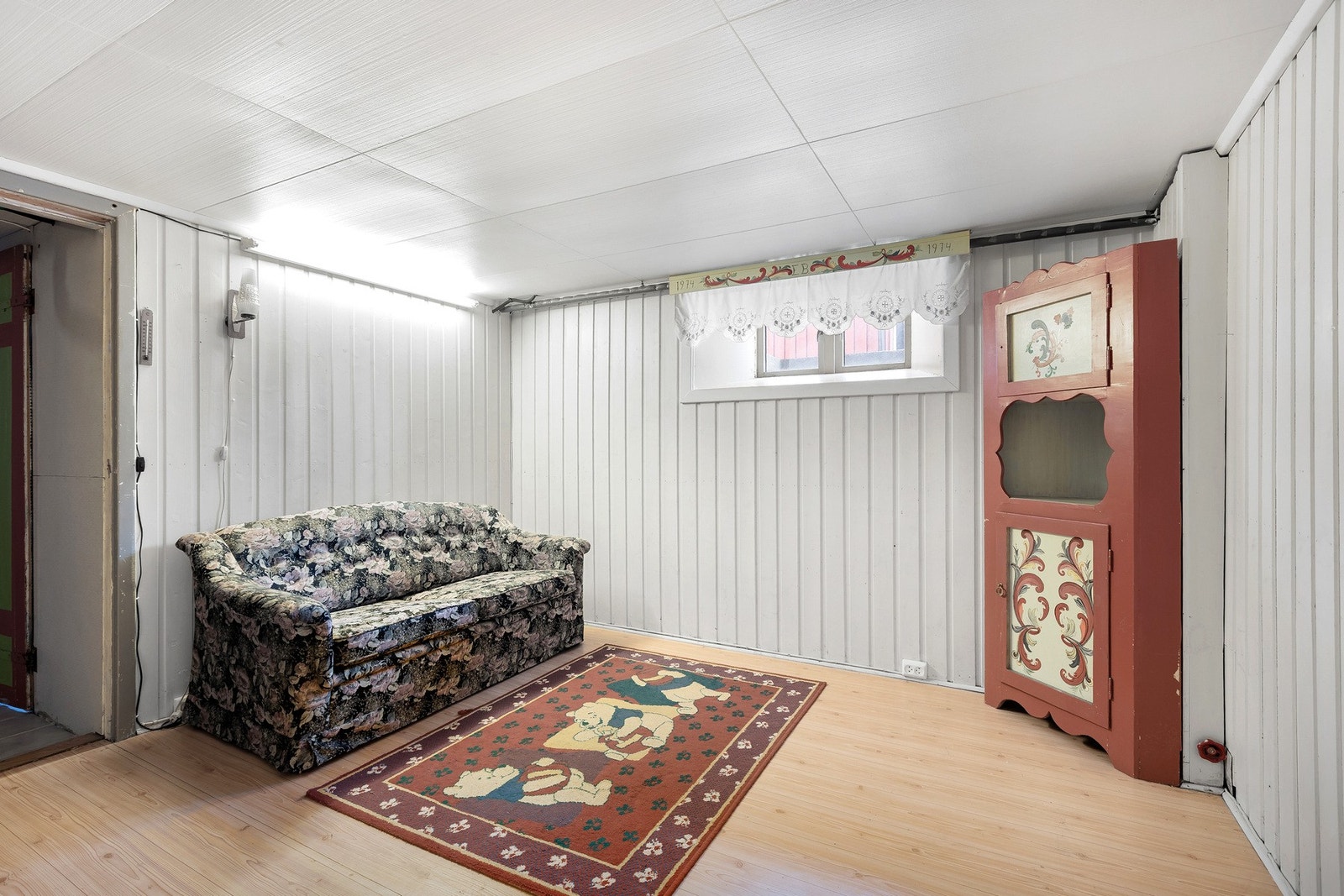 Kjeller med boder og lagringsplass, og hobbyrom. Galleribilde