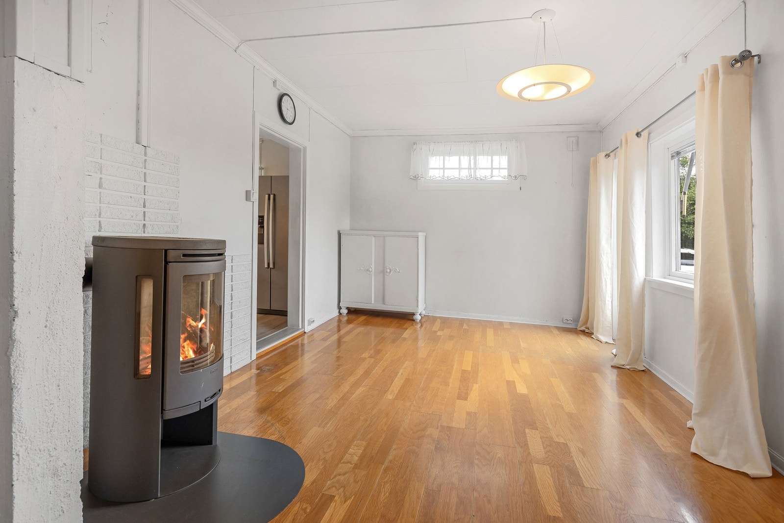 Lys og romslig stue med vedovn. Galleribilde