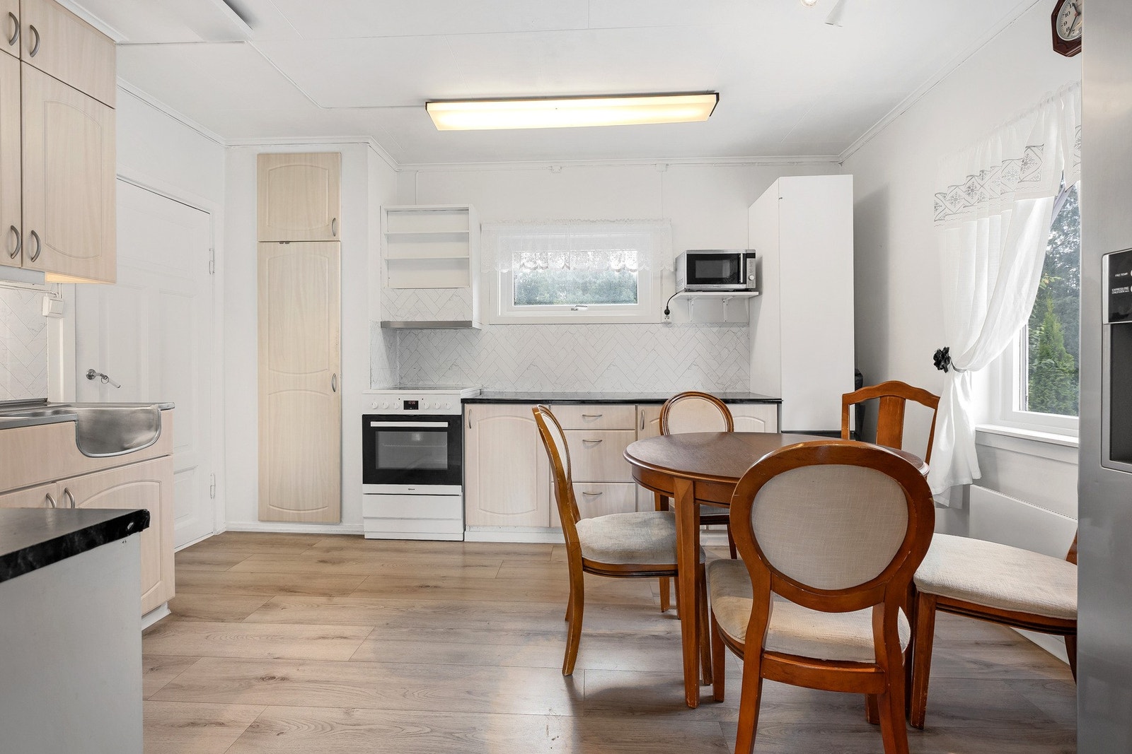 Kjøkken med spiseplass. Galleribilde