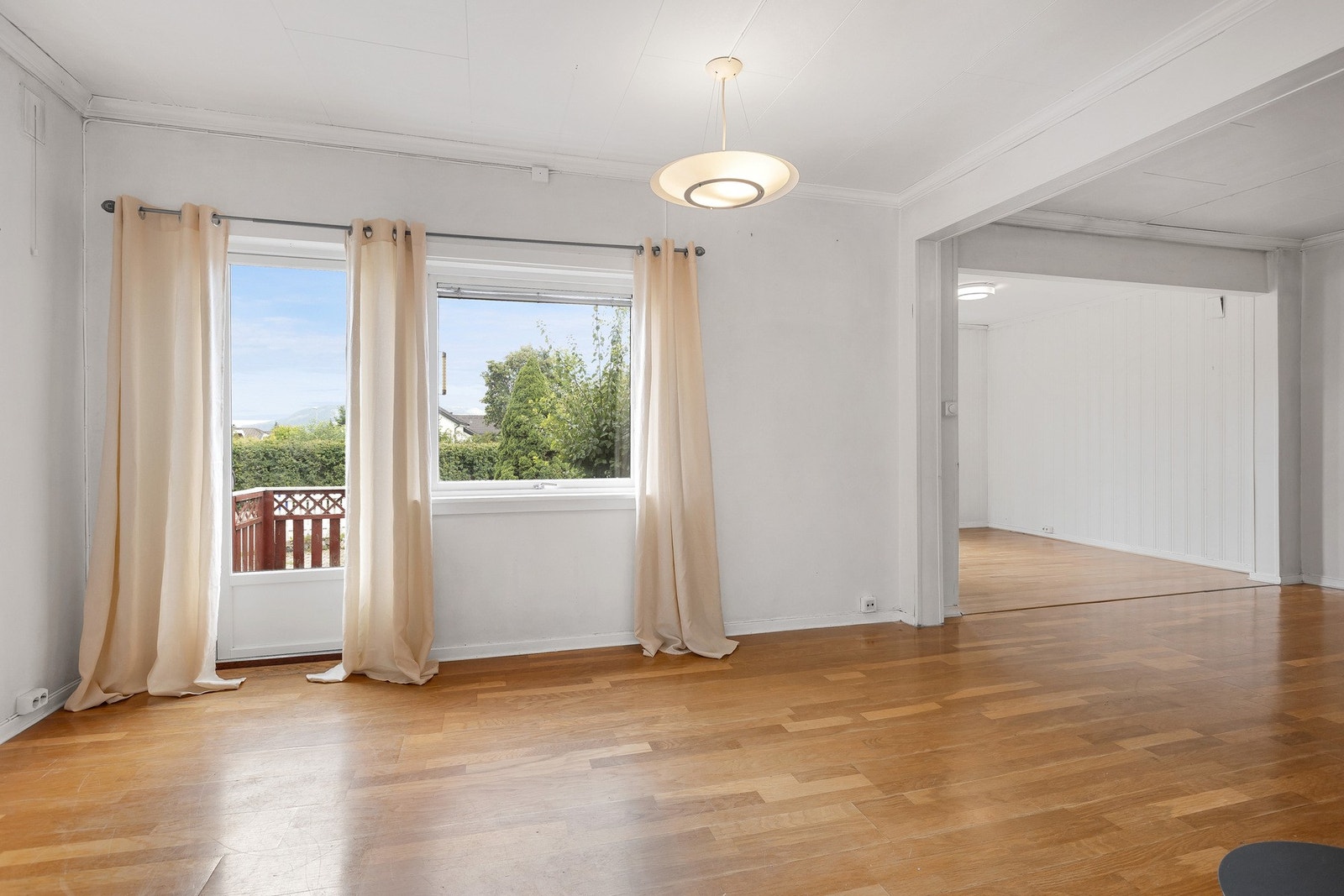 Store vindusflater på stuen gir godt lysinnslipp. Galleribilde