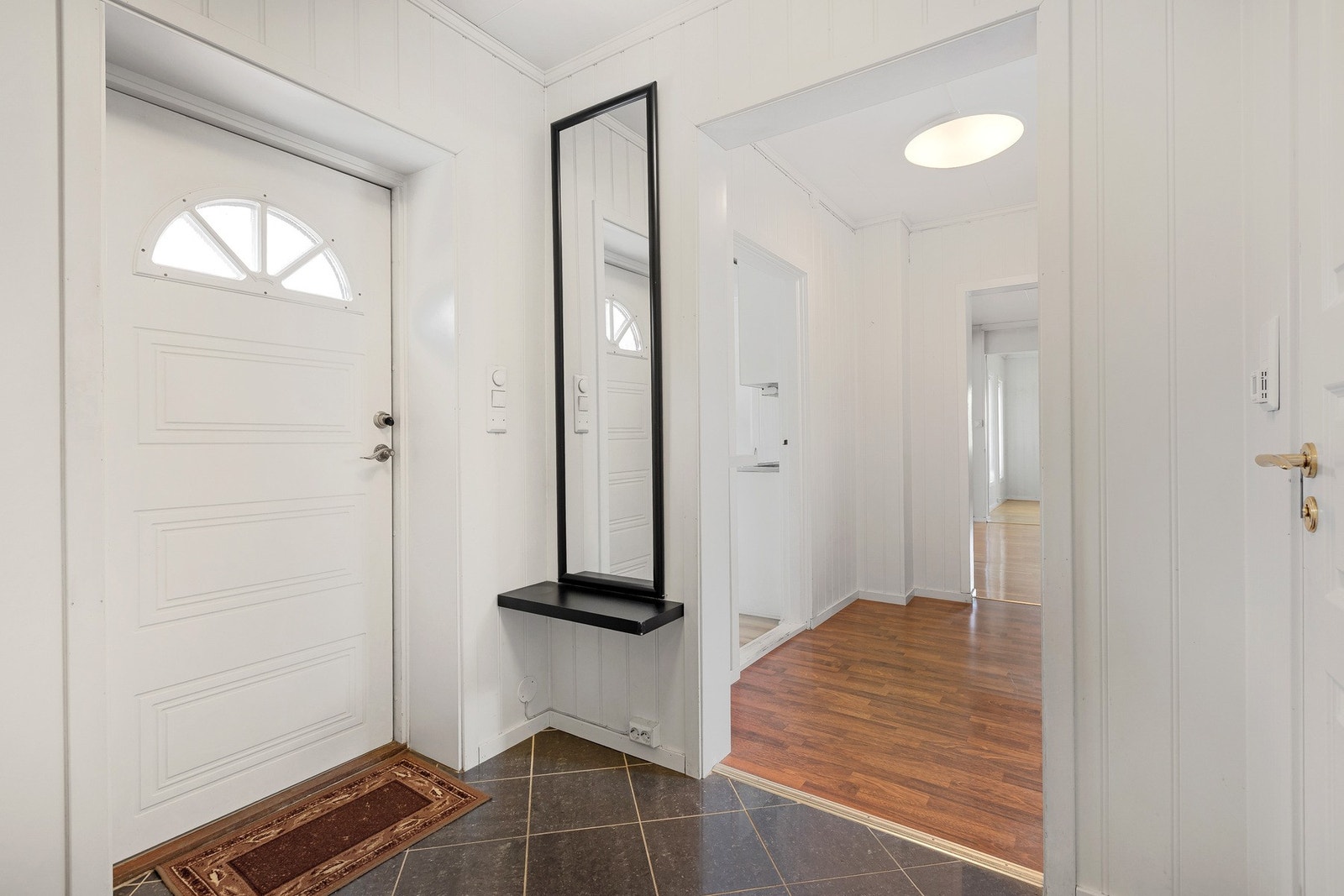 Velkommen inn - hyggelig og lys entré. Galleribilde