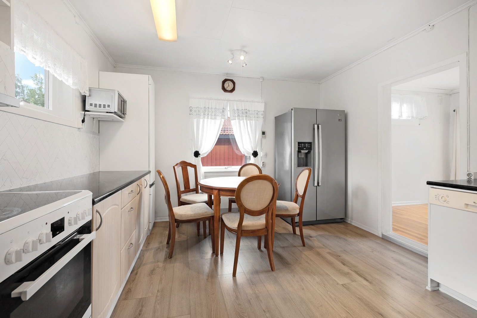 Kjøkken med plass til frittstående hvitevarer. Galleribilde