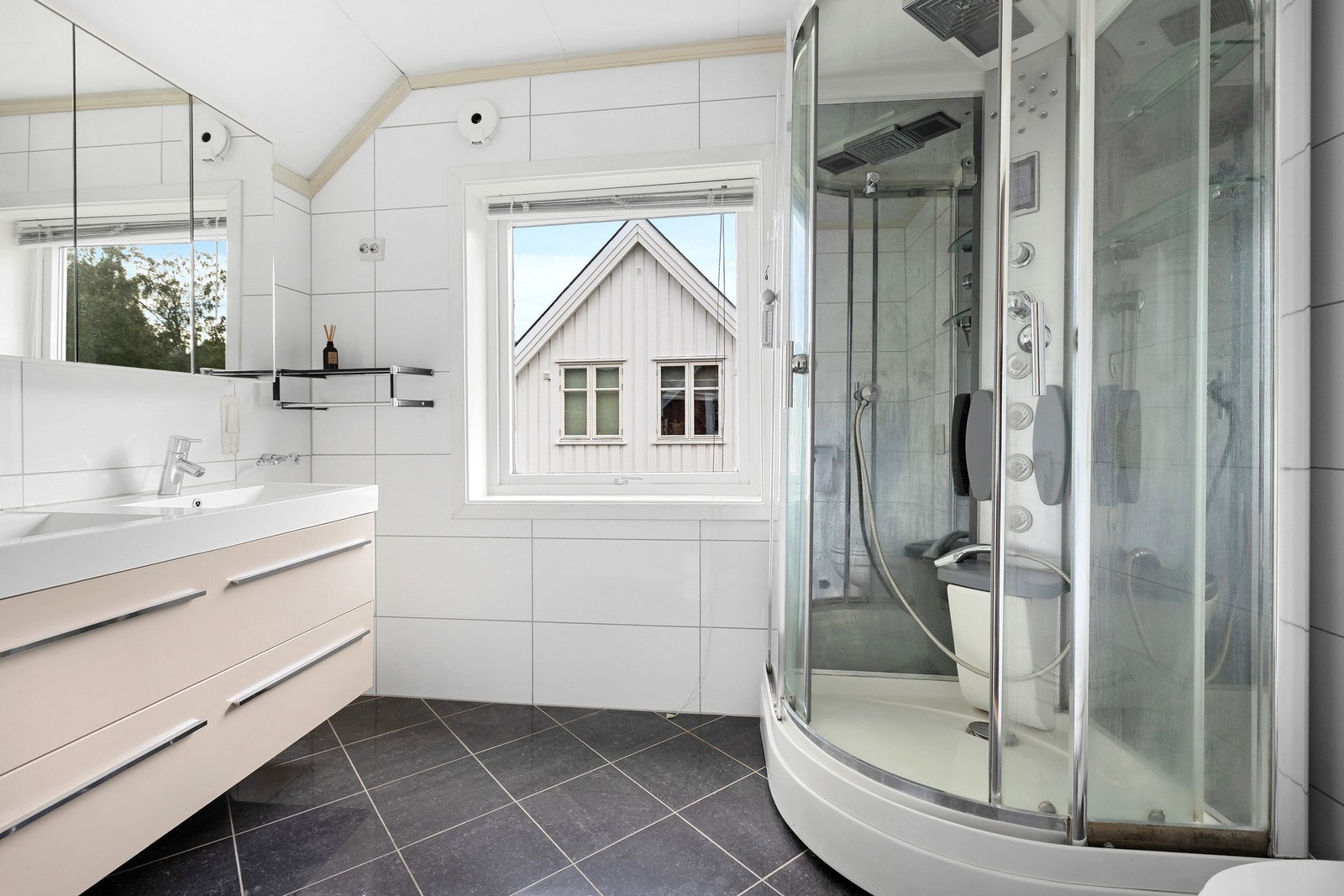 Moderne dusjløsning på badet. Galleribilde