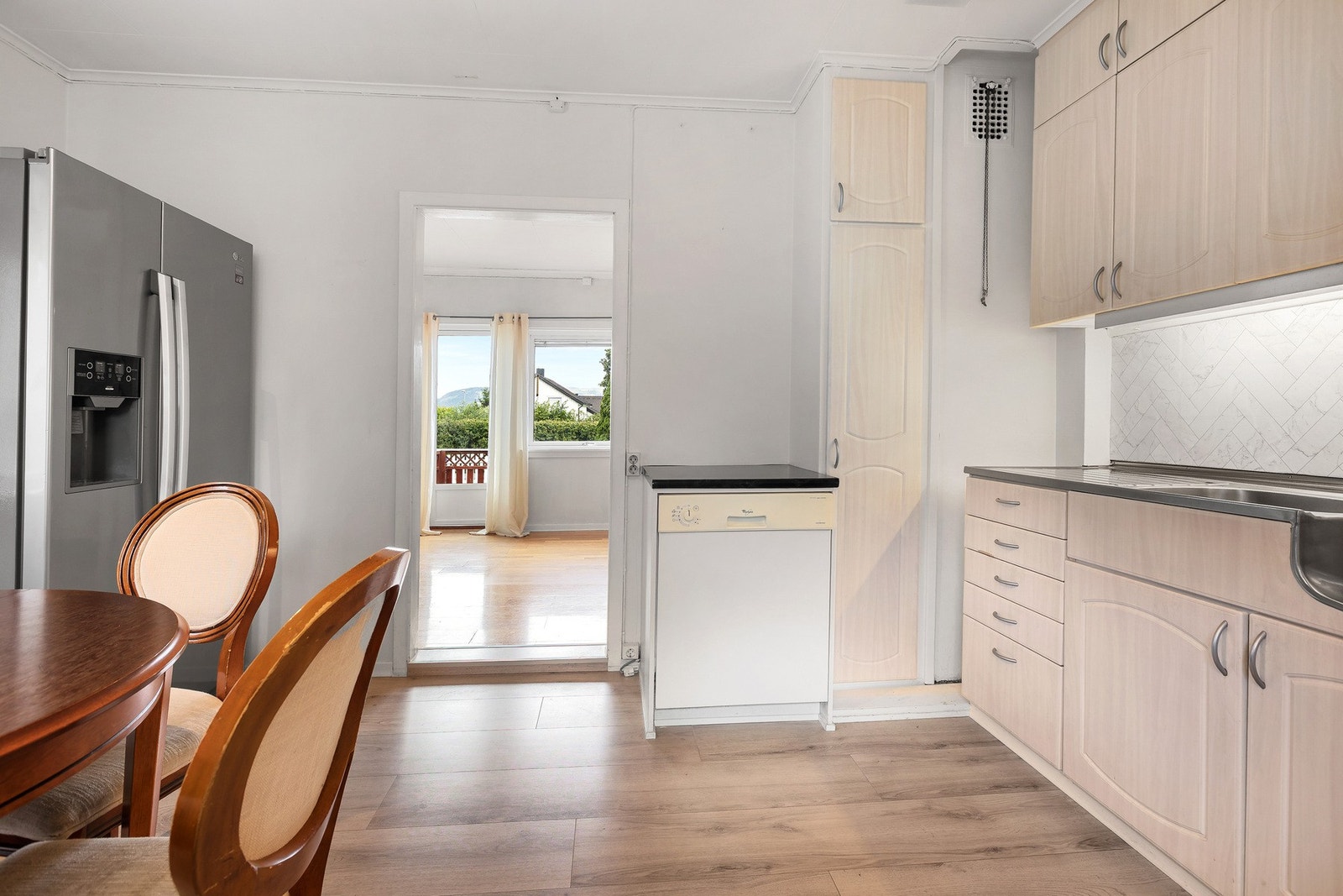 Praktisk kjøkkeninnredning med god lagringsplass. Galleribilde