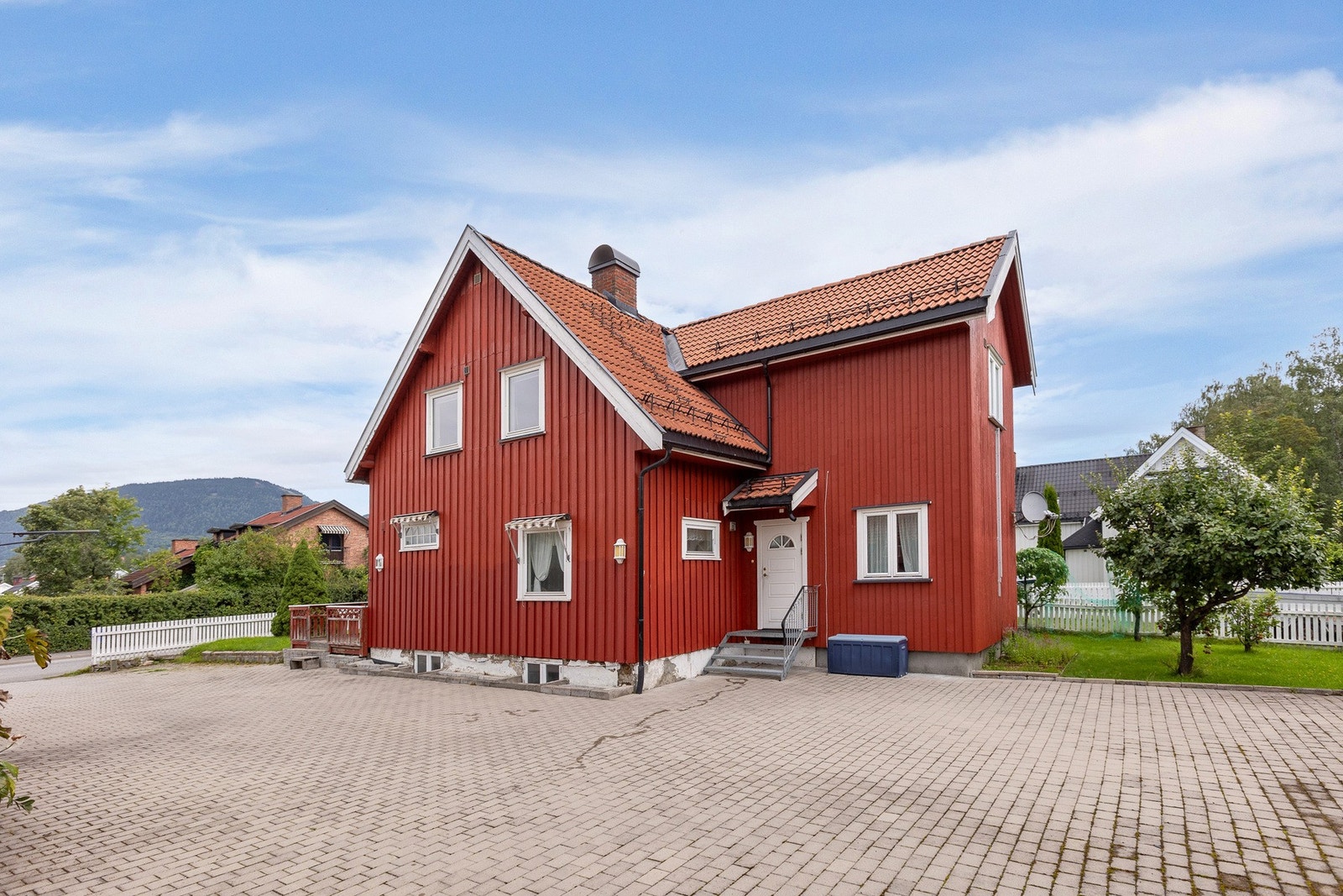 Stor gårdsplass med plass til flere biler. Galleribilde