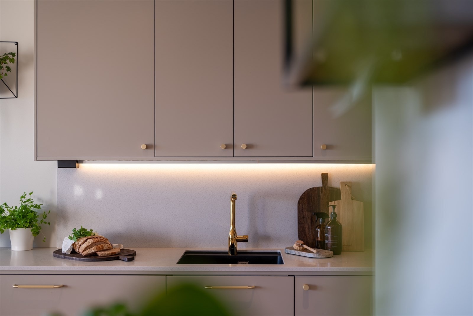 Hele backsplashen er også av samme qvartsplate Galleribilde