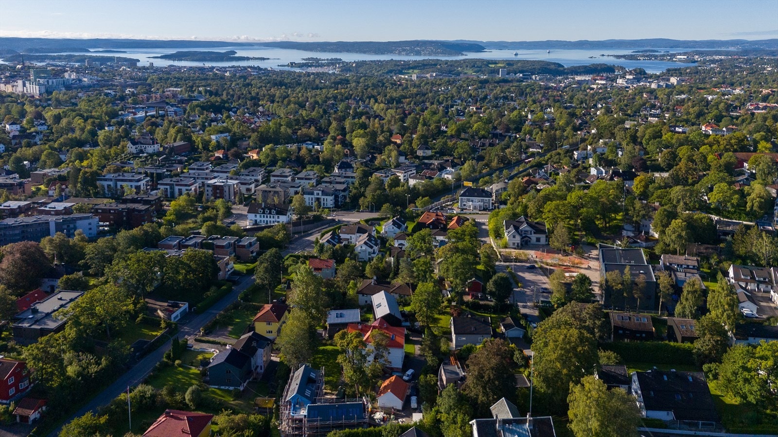 Tomten ligger i gangavstand til Vinderen og Slemdal som byr på et variert servicetilbud Galleribilde