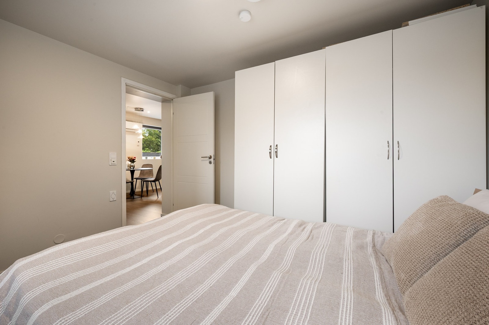 God plass til garderobeskap for oppbevaring. Galleribilde