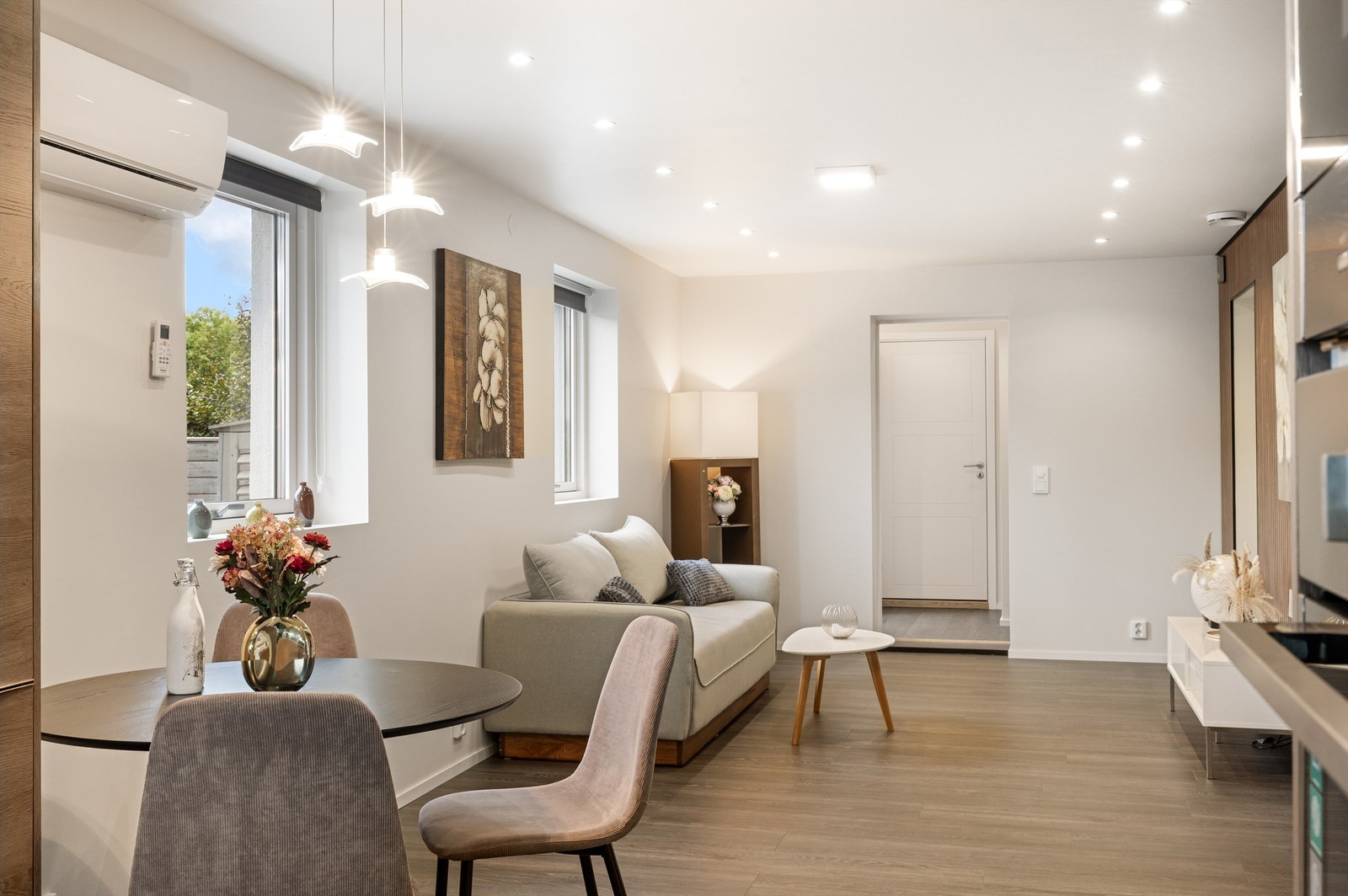 Stuen har godt med lysinnslipp, gulvvarme og varmepumpe for behagelig inneklima. Galleribilde