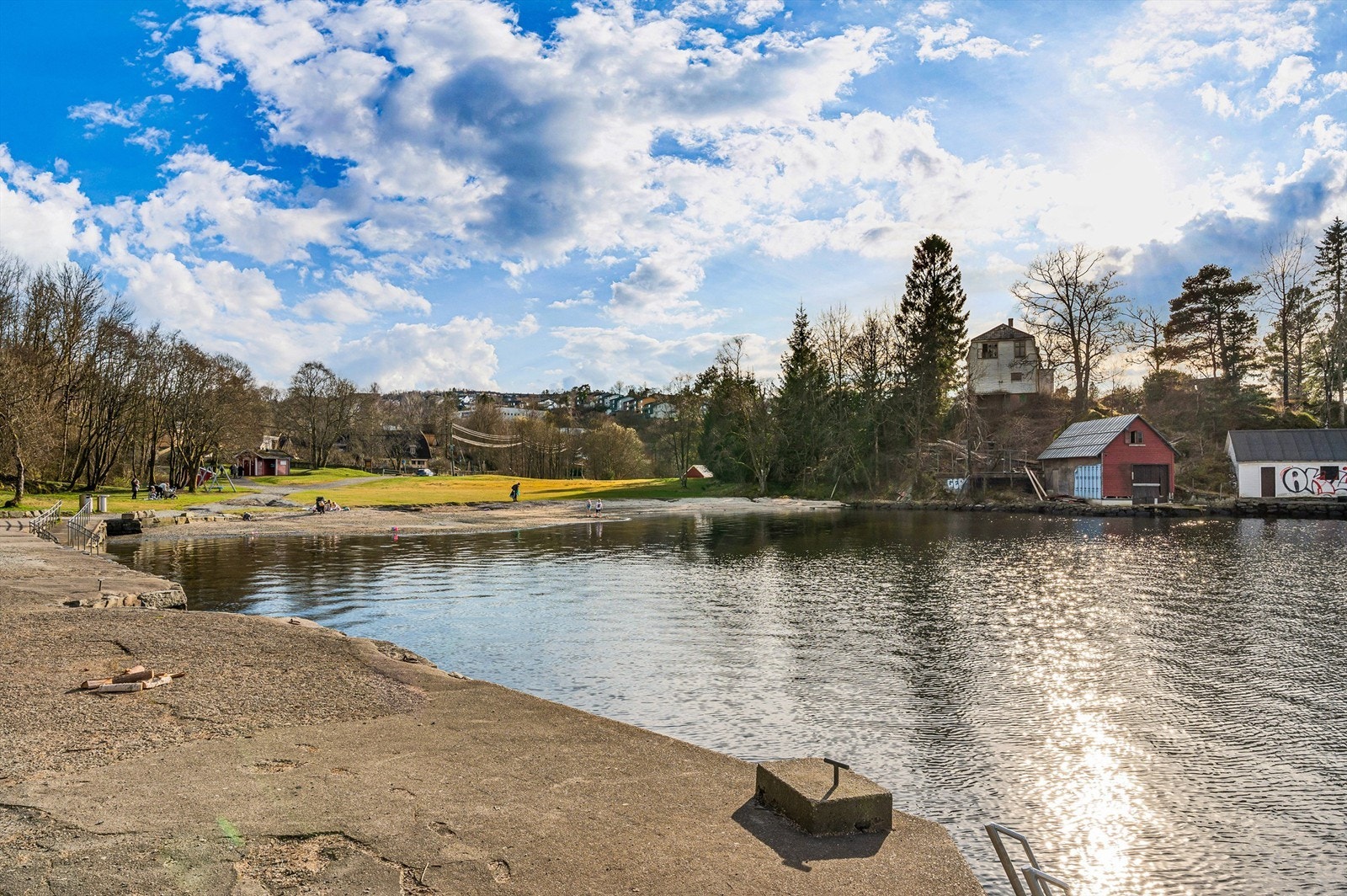 Skjoldbukta ligger er en populær destinajon på fine sommerdager. Galleribilde