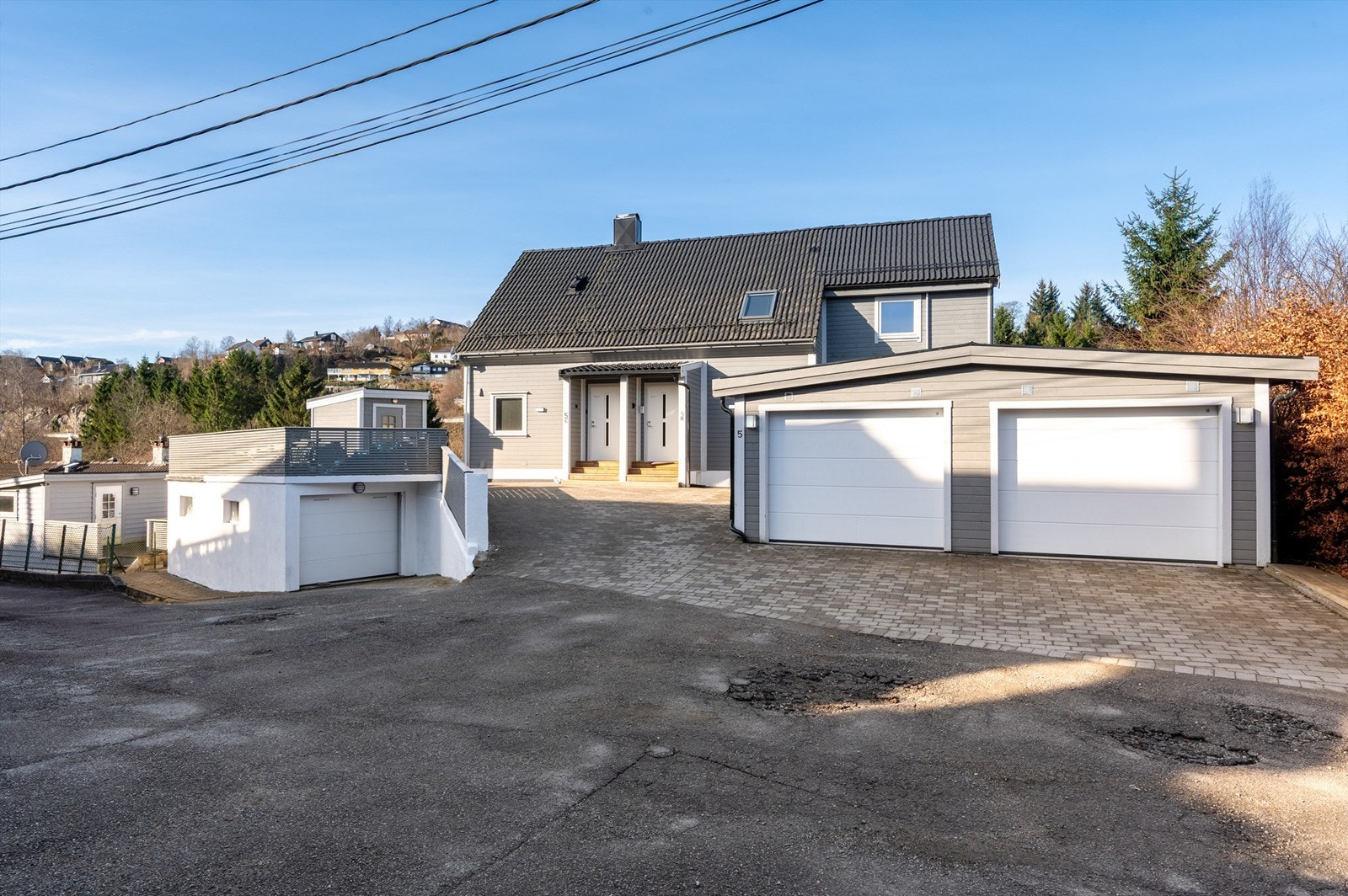 Leiligheten har parkeringsplass i egen lukket garasje (venstre side på dobbeltgarasje) som ble bygget i 2018. Galleribilde