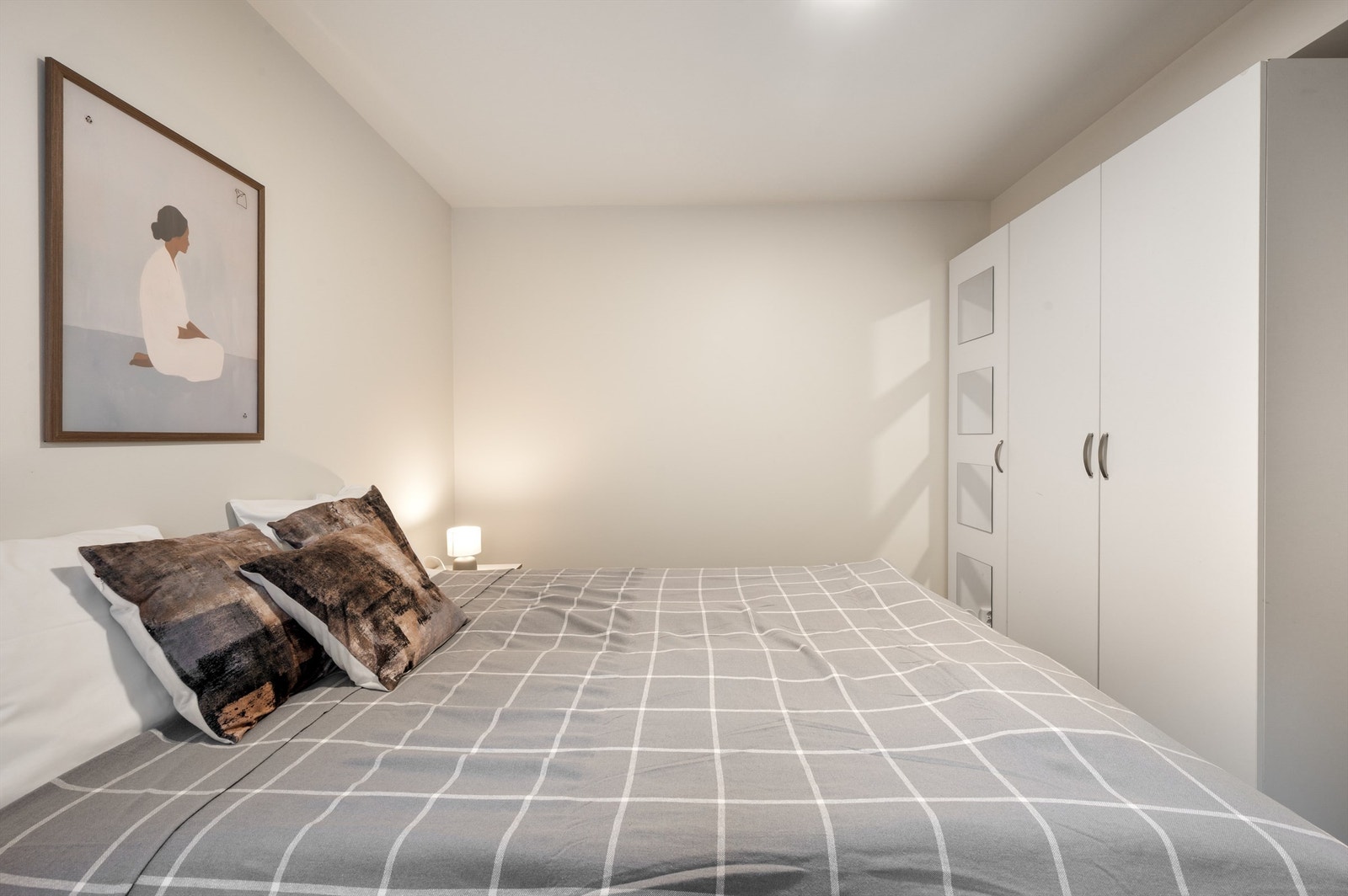 Innredet med dobbeltseng og garderobeskap. Galleribilde