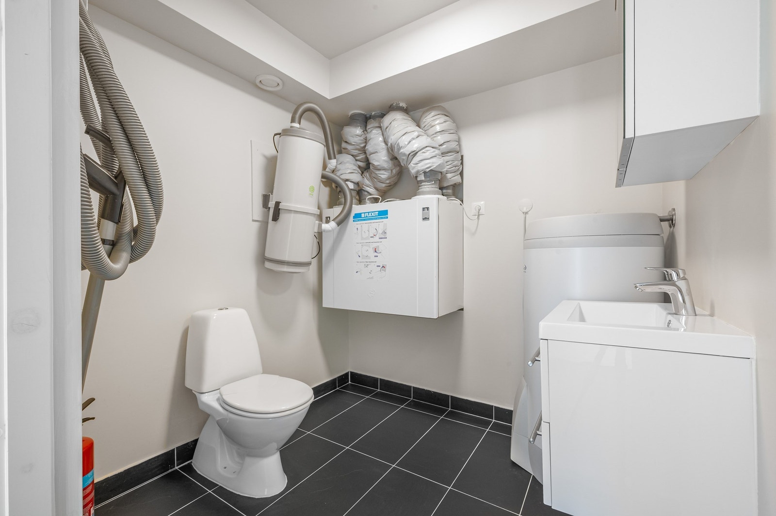 Teknisk rom med ventilasjonsmotor, varmebereder, vask og ekstra toalett. Galleribilde