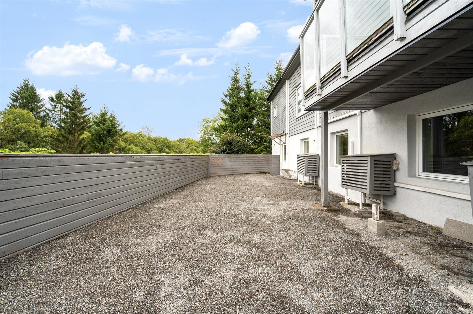 Stor uteplass som disponeres av leiligheten. Galleribilde