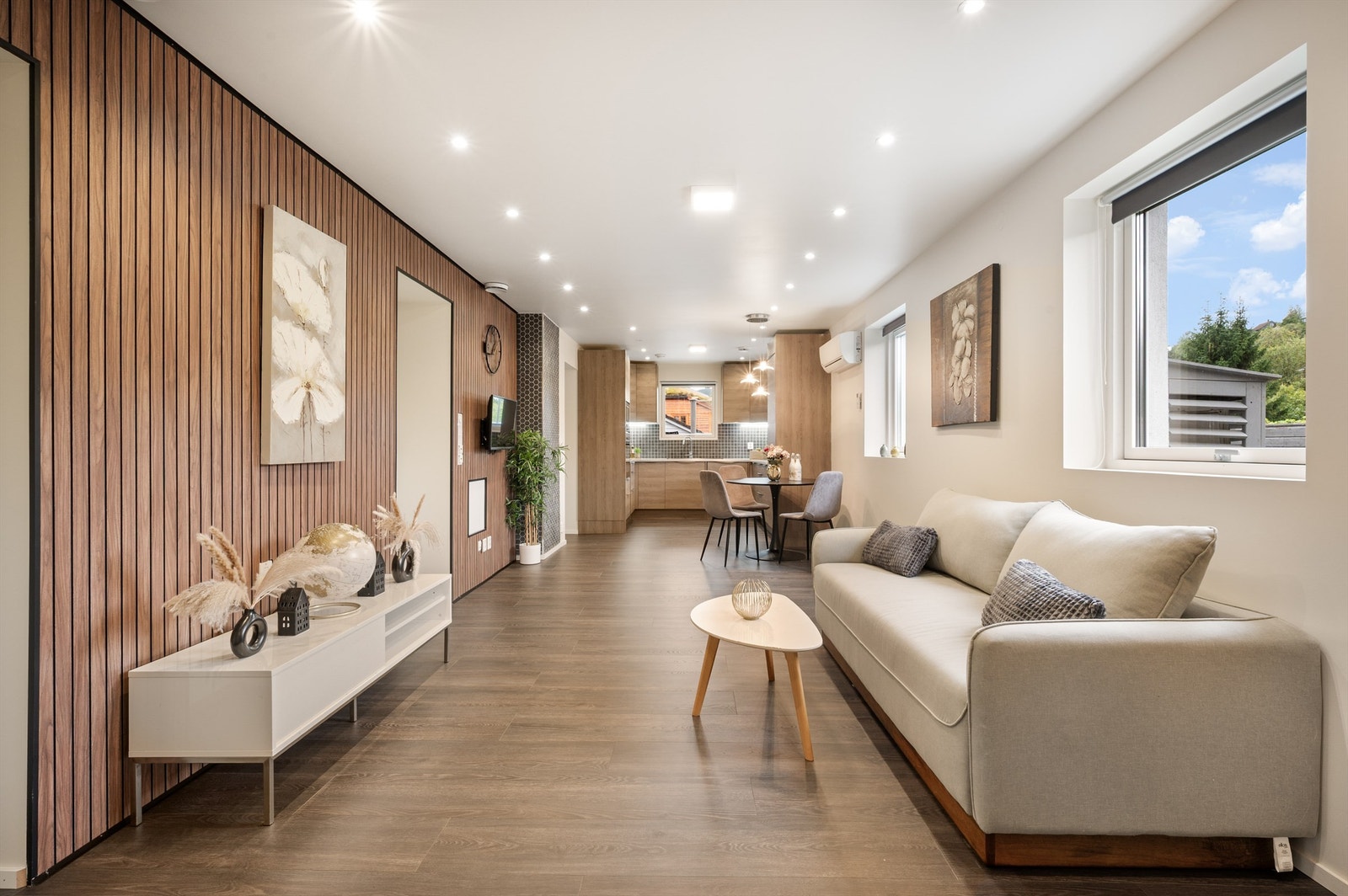 Leiligheten har nyere vinduer og yttervegg er etterisolert. Galleribilde