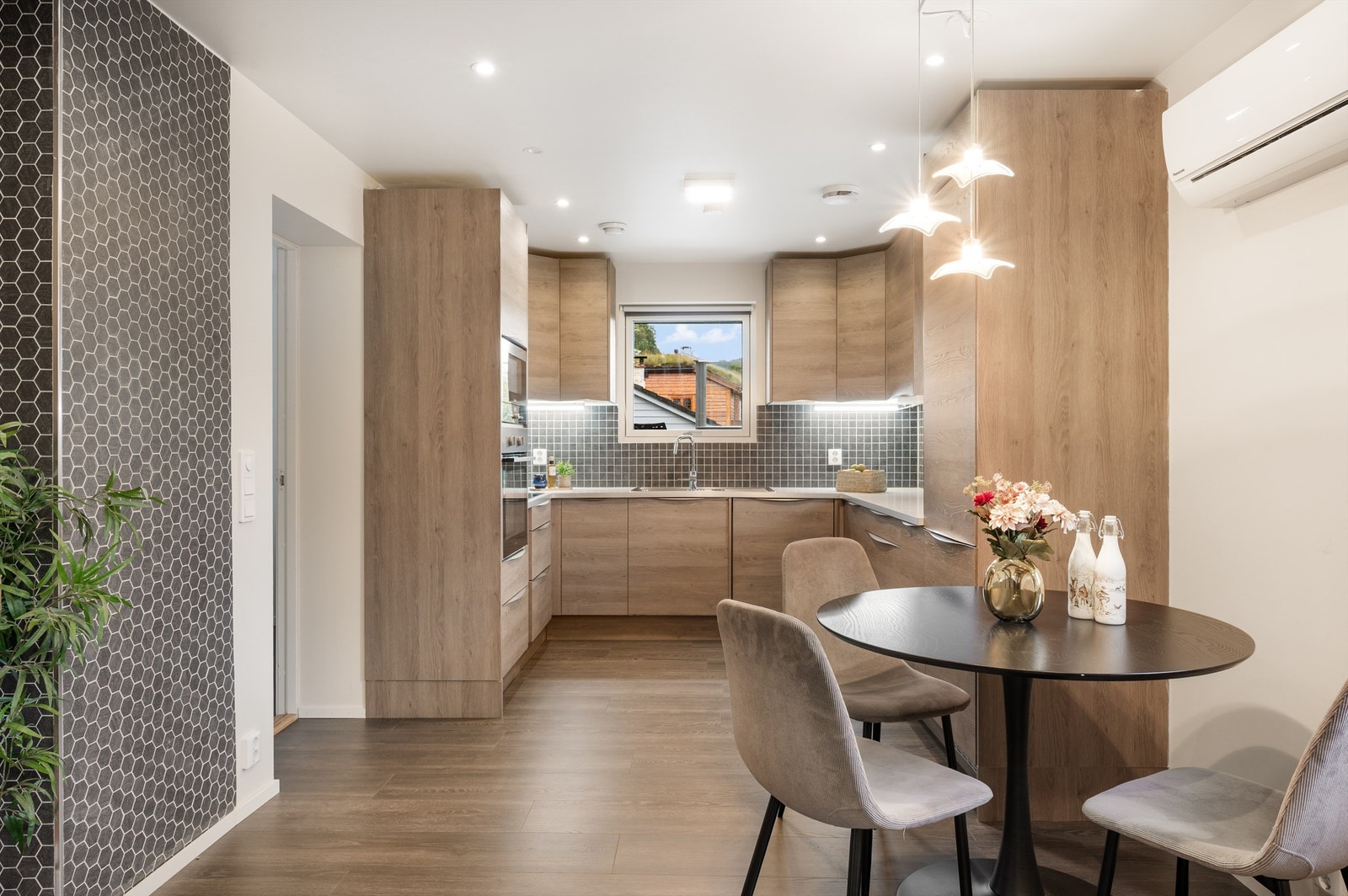 En delikat leilighet med gjennomgående moderne standard Galleribilde