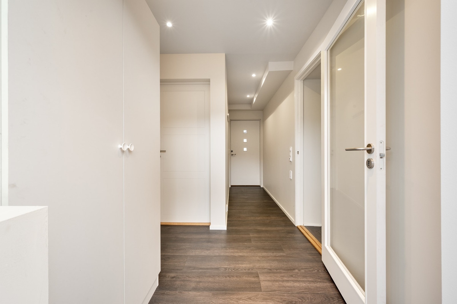 Garderoebskap til oppbevaring av yttertøy. Galleribilde