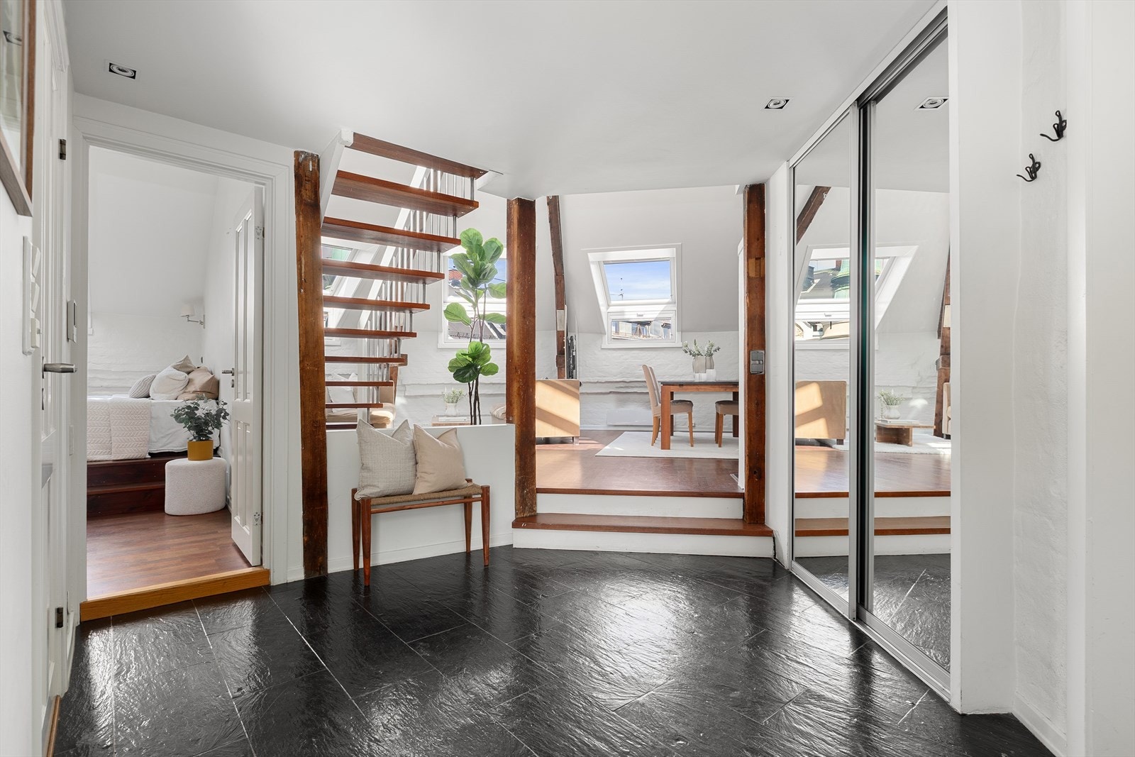 Flislagt entrè med varme i gulv og skyvedørsgarderobe Galleribilde