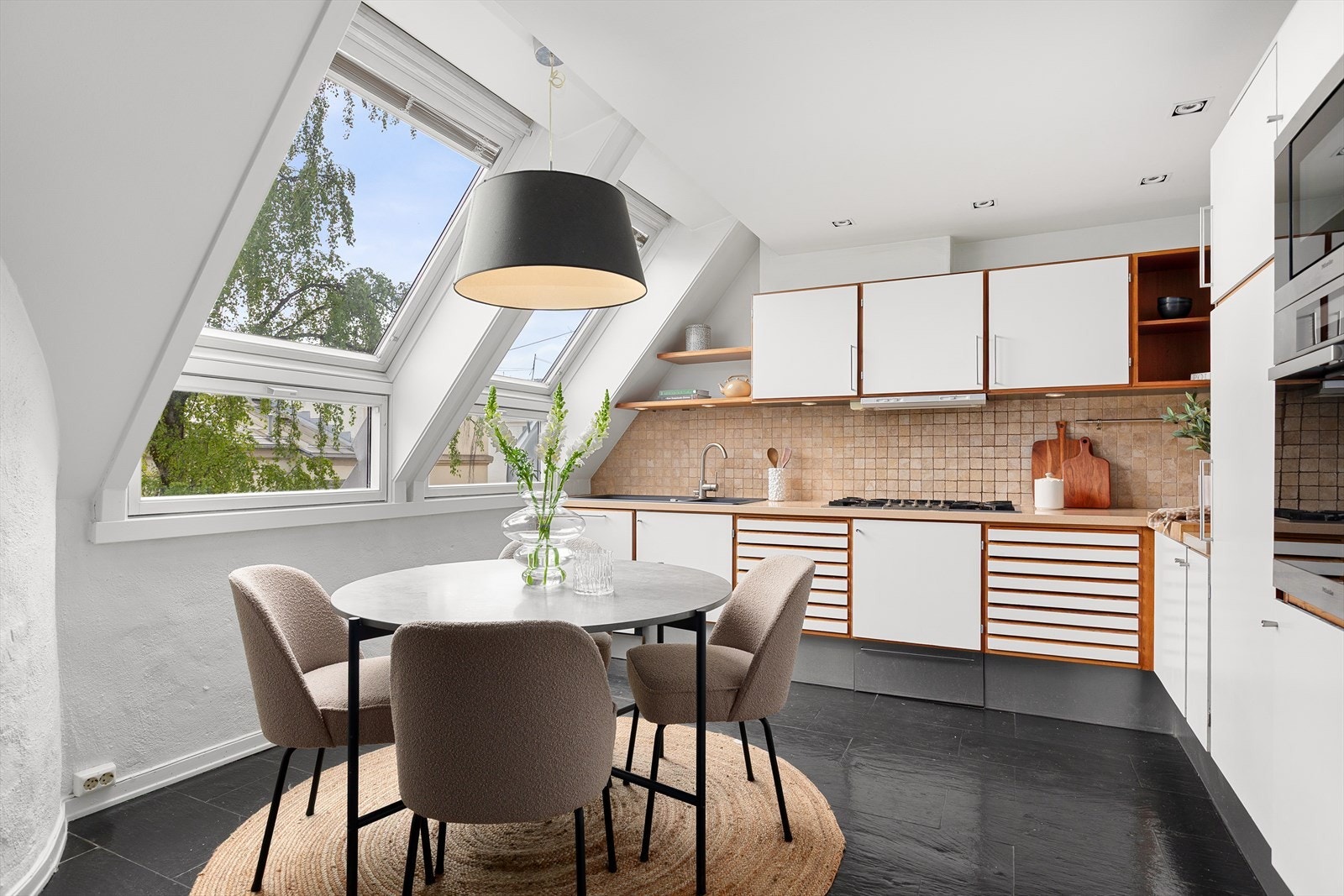 Separat kjøkken med god skap- og benkeplass Galleribilde