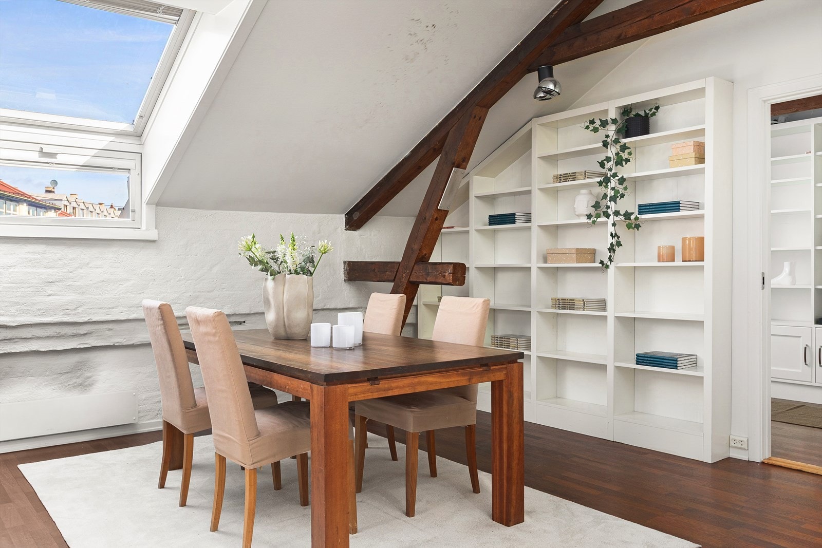 I stuen har du god plass til en stor spisegruppe Galleribilde