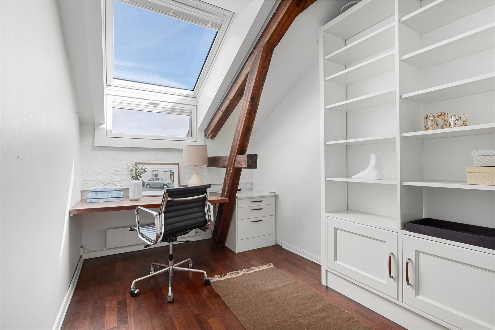 På soverommet er det god plass til hjemmekontorløsning hvis ønskelig Galleribilde