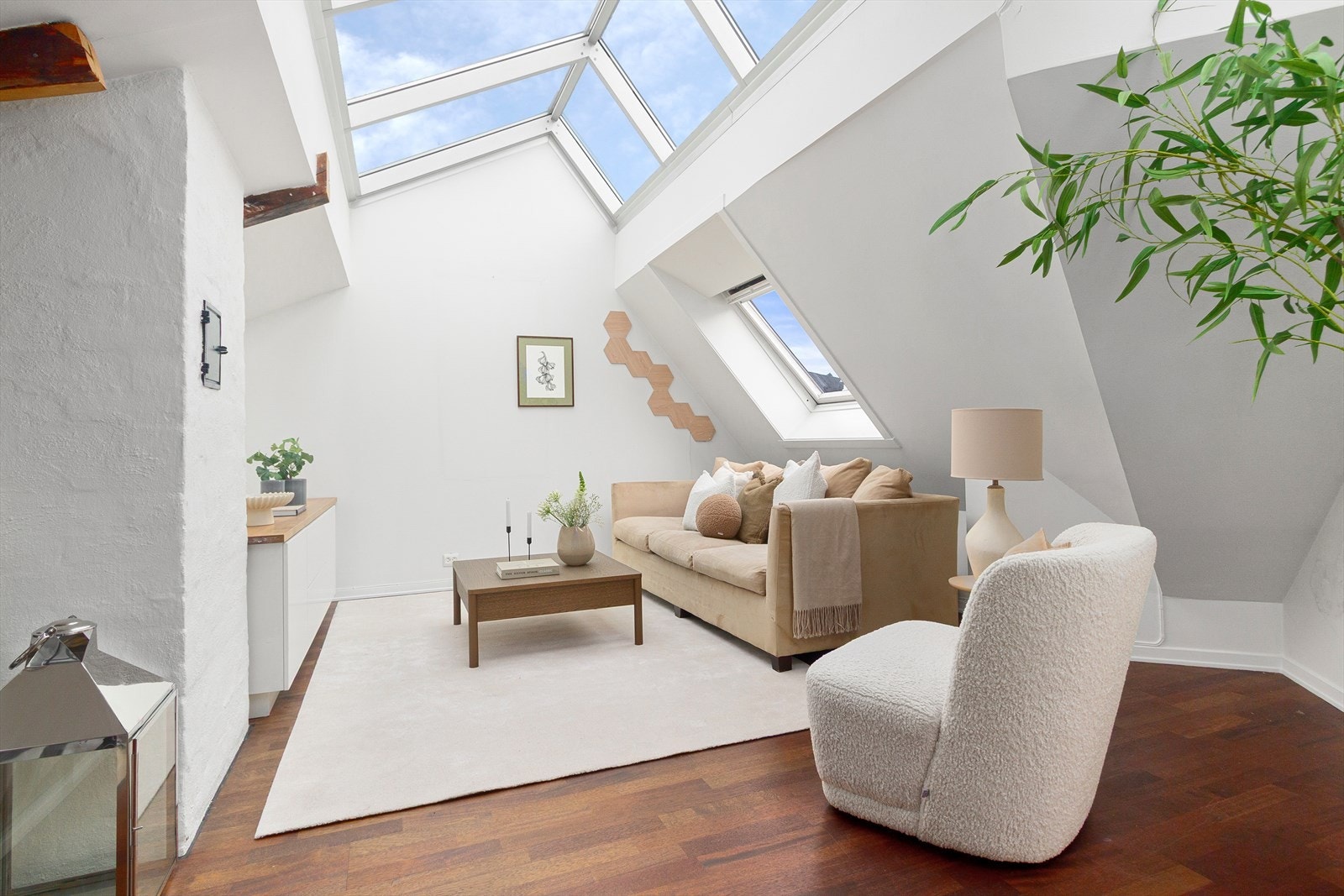 Loftstuen er utstyrt med flere takvinduer som slipper inn godt med naturlig lys Galleribilde