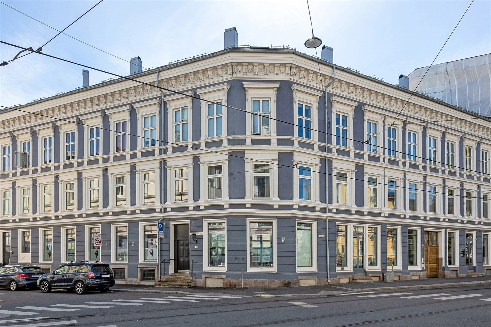 Leiligheten ligger i en klassisk bygård fra 1891 Galleribilde