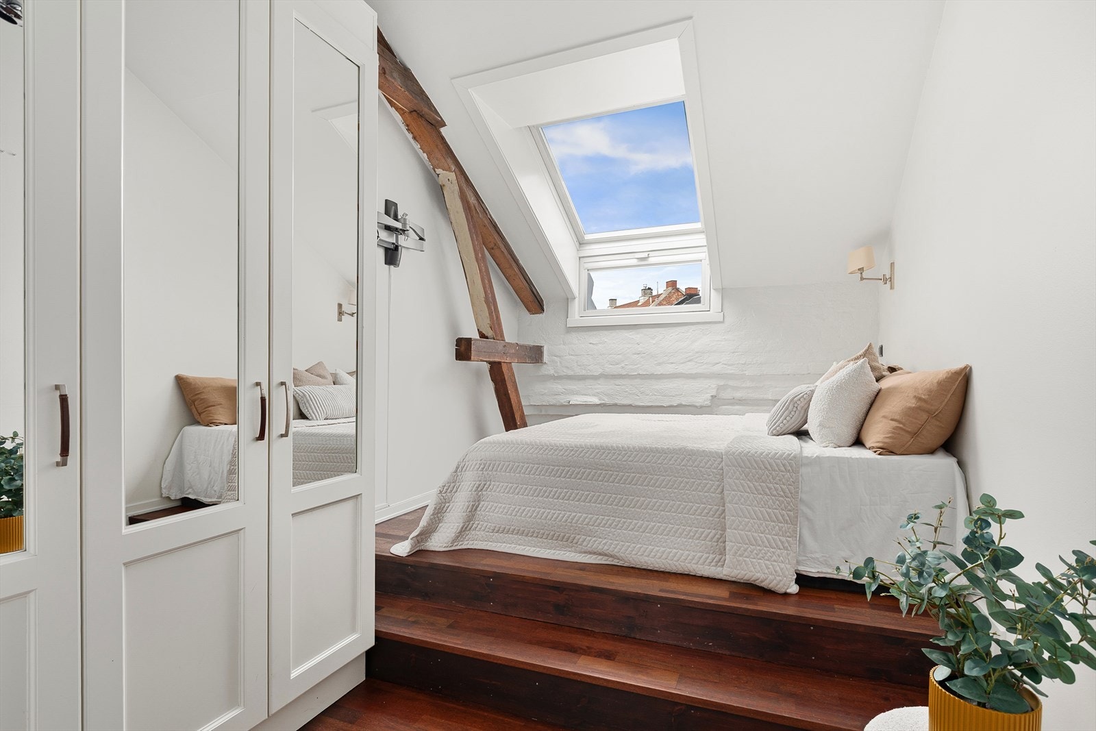 Hovedsoverom med god plass til dobbeltseng og garderobeskap Galleribilde