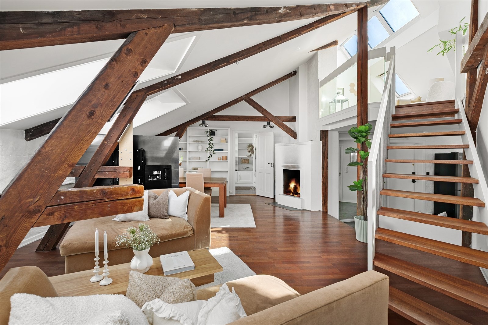 Fra loftstuen er det direkte adkomst til en flott, innglasset vinterhage/ takterrasse på 12,5 kvm Galleribilde