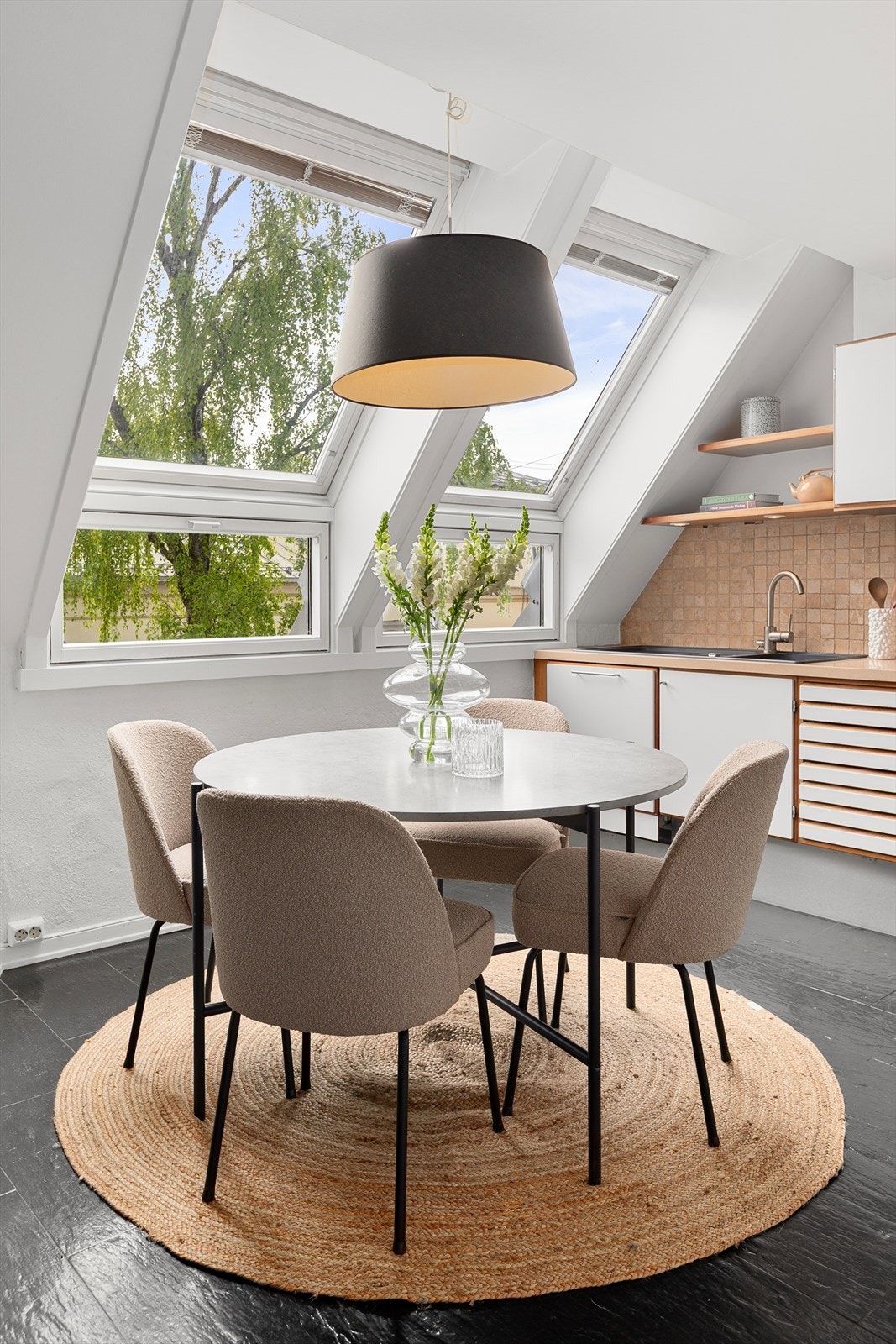 Kjøkenet er per i dag vendt mot bakgården i den gjennomgående og lyse leiligheten, og er adskilt fra leilighetens stuedel. Galleribilde