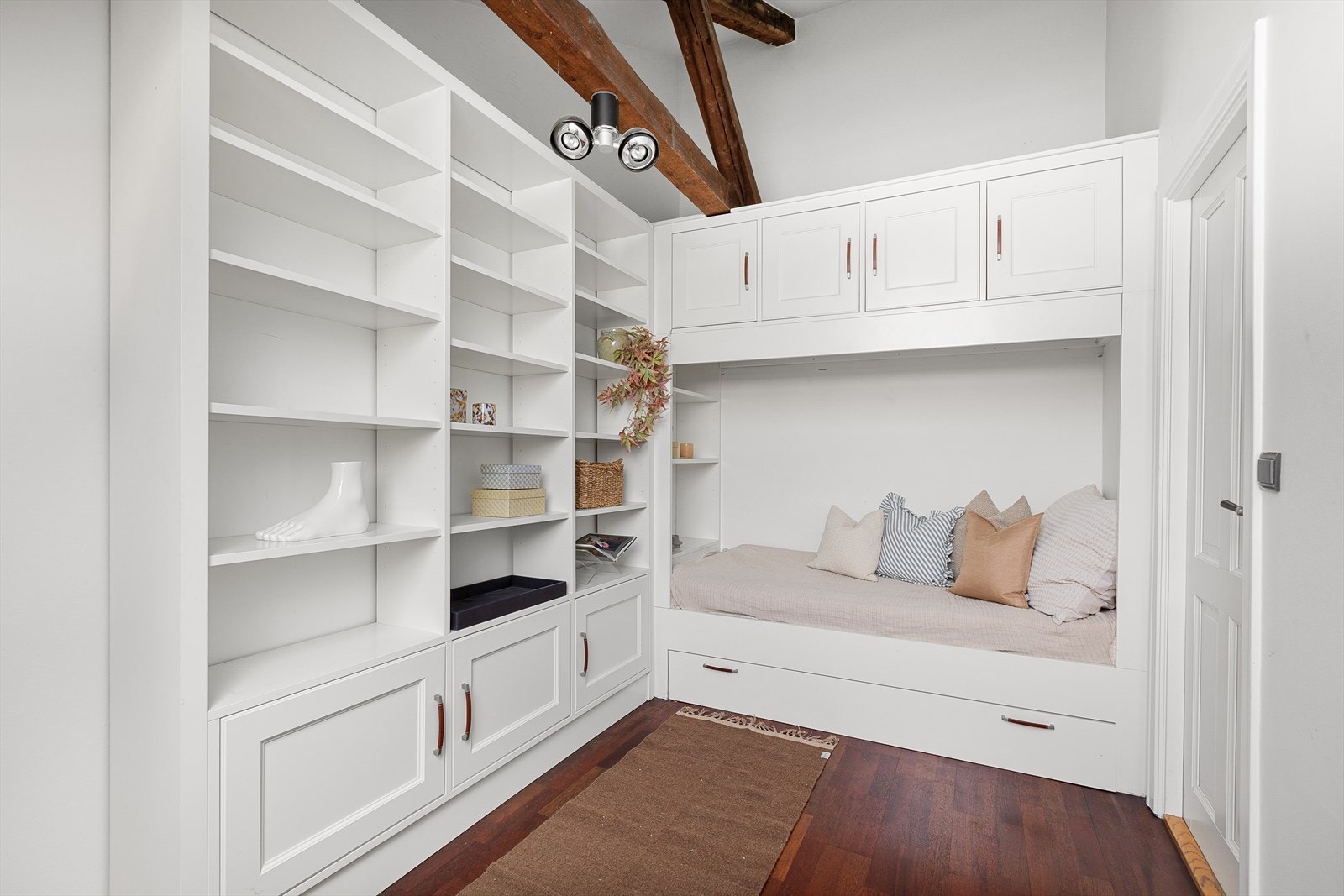 Soverom 2 med plassbygd seng som utnytter plassen optimalt Galleribilde