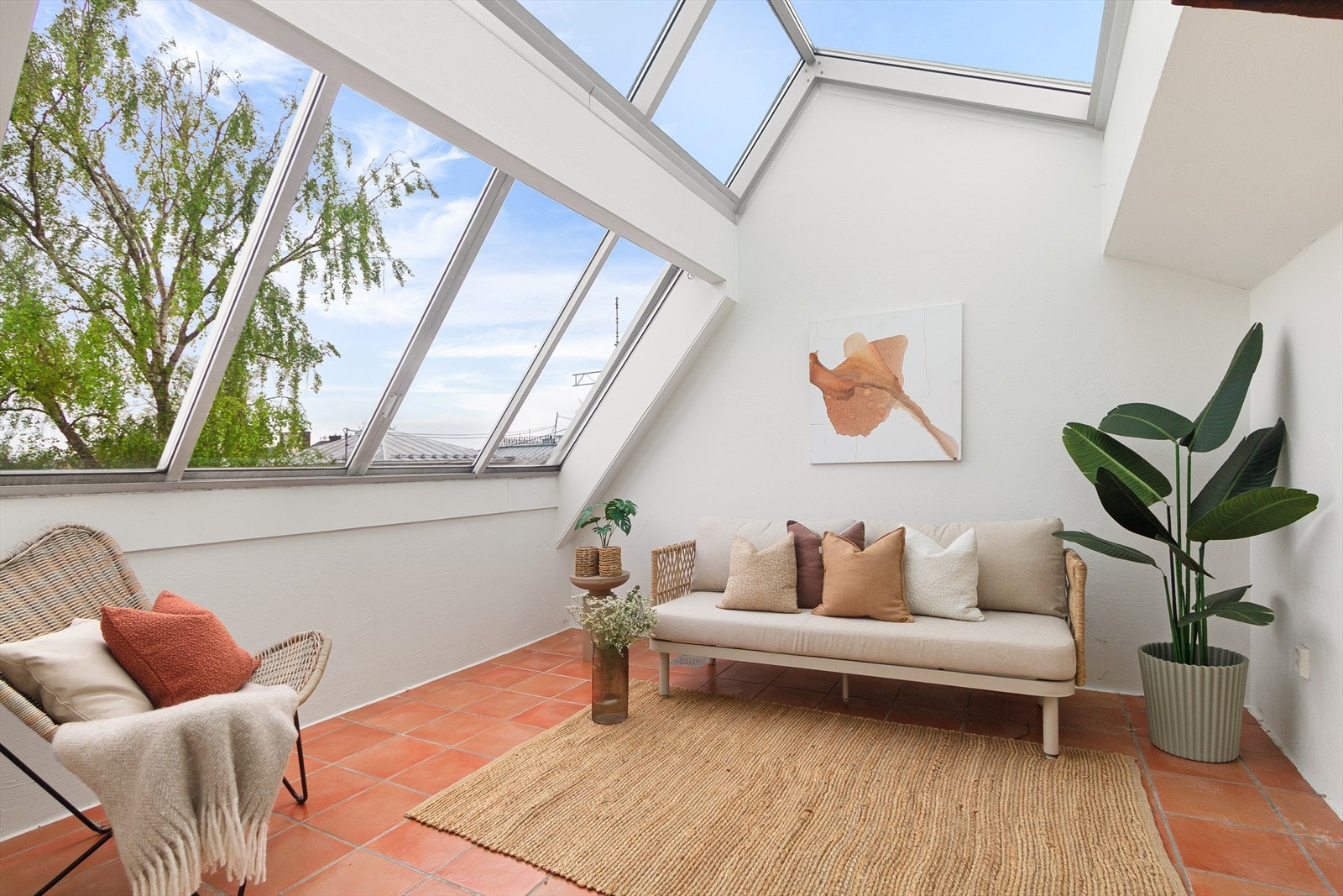 Den flotte loftstuen/vinterhagen kan du bruke hele året, og har et fantastisk utsyn mot øst. Galleribilde