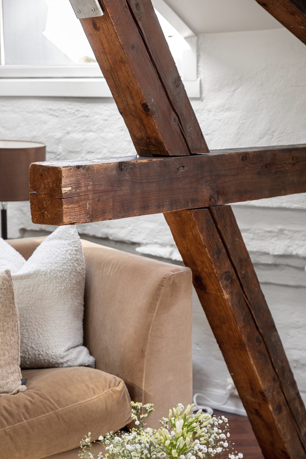 Leiligheten har sjarmerende loftsbjelker, som kan males dersom en ønsker en mer dempet stil. Galleribilde