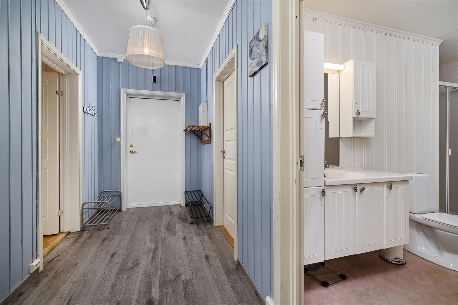 Entréen er romslig, med god plass til oppheng av yttertøy og oppbevaring av sko. Galleribilde