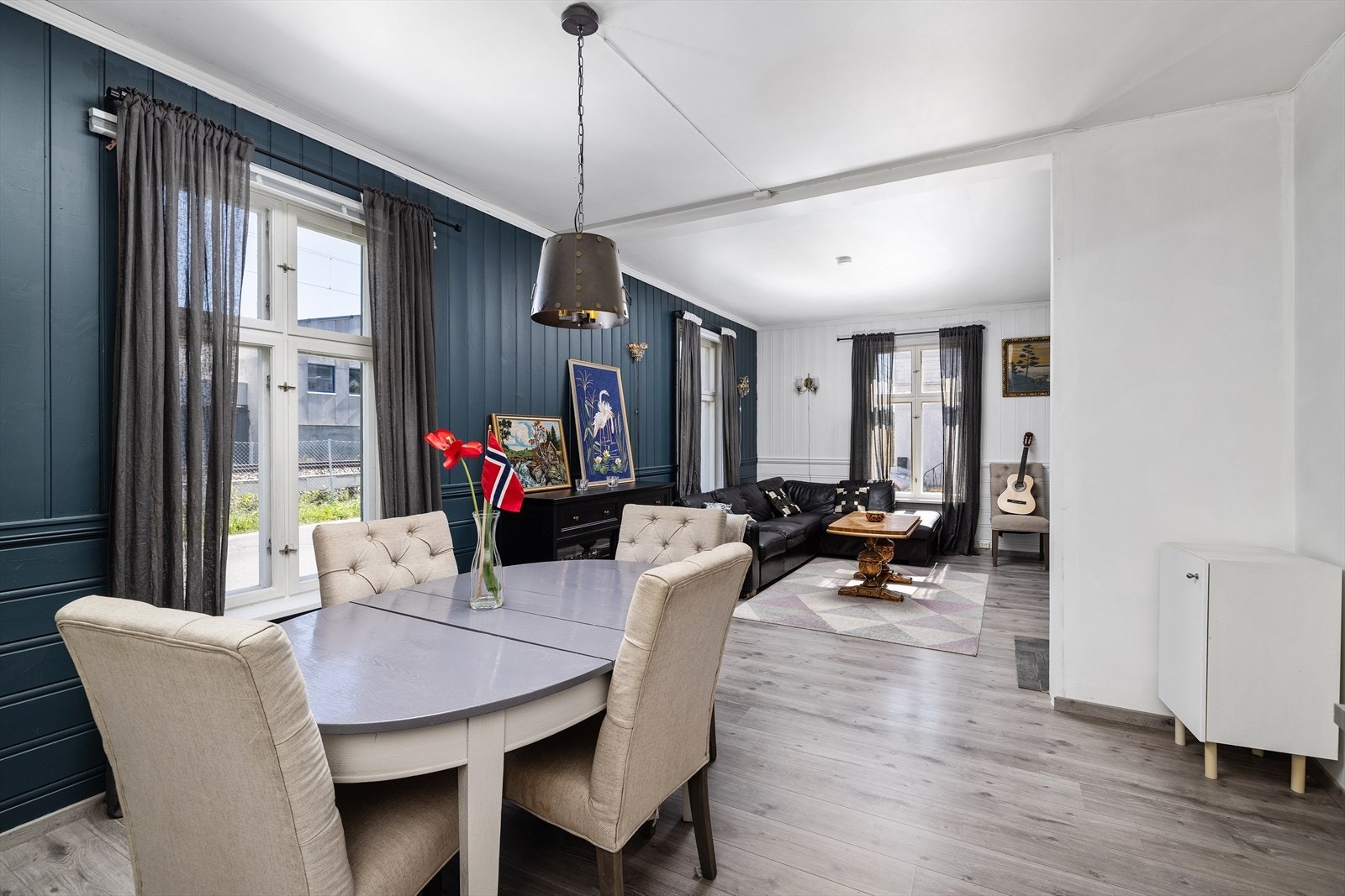 Rommet gir mulighet for møblering av både sofa- og spisegruppe. Galleribilde