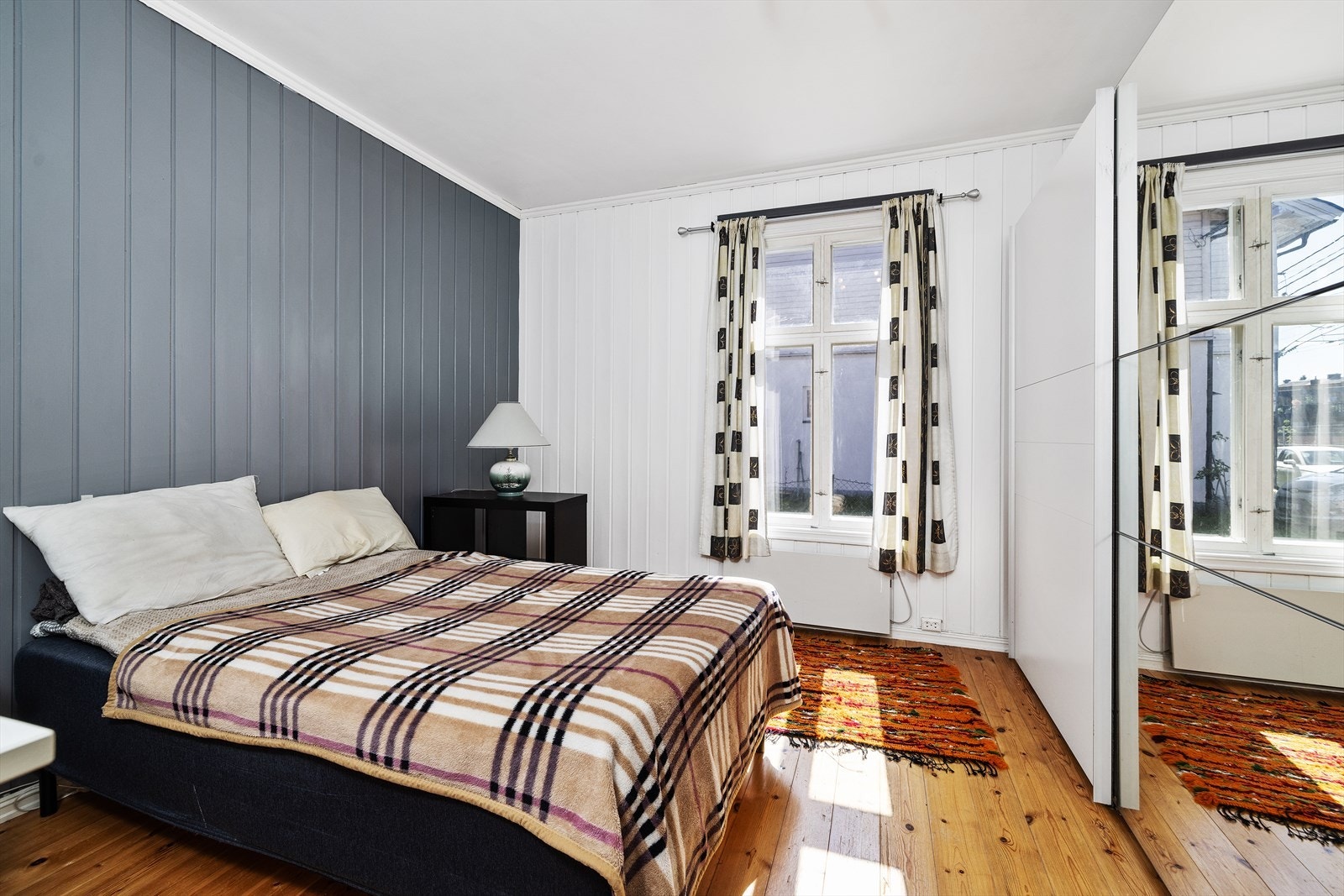 Hovedsoverommet har plass til dobbeltseng og har oppbevaring i en praktisk skyvedørsgarderobe. Galleribilde