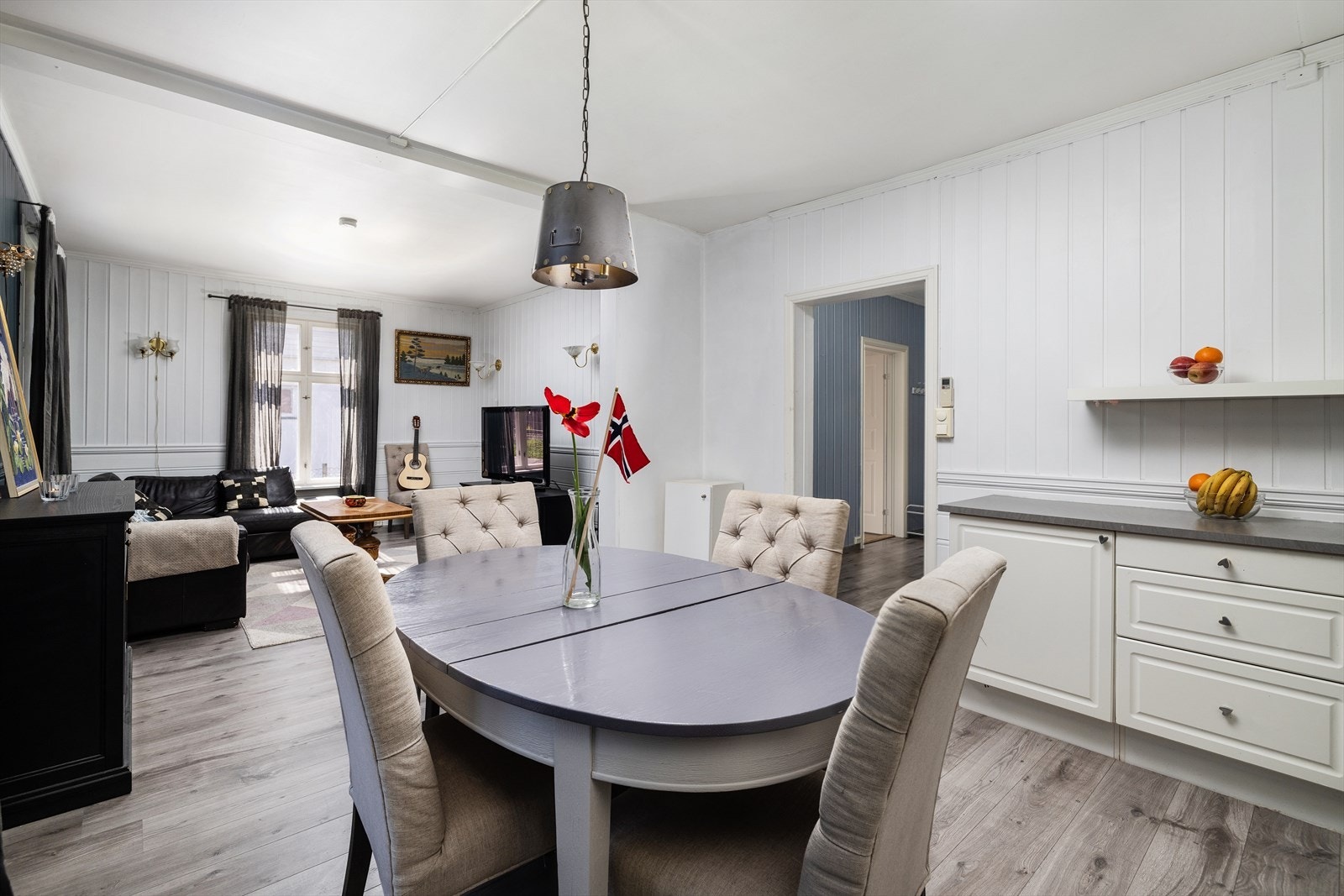 Boligen har laminat- og furugulv, malte panelvegger og himlinger av malt gips. Galleribilde